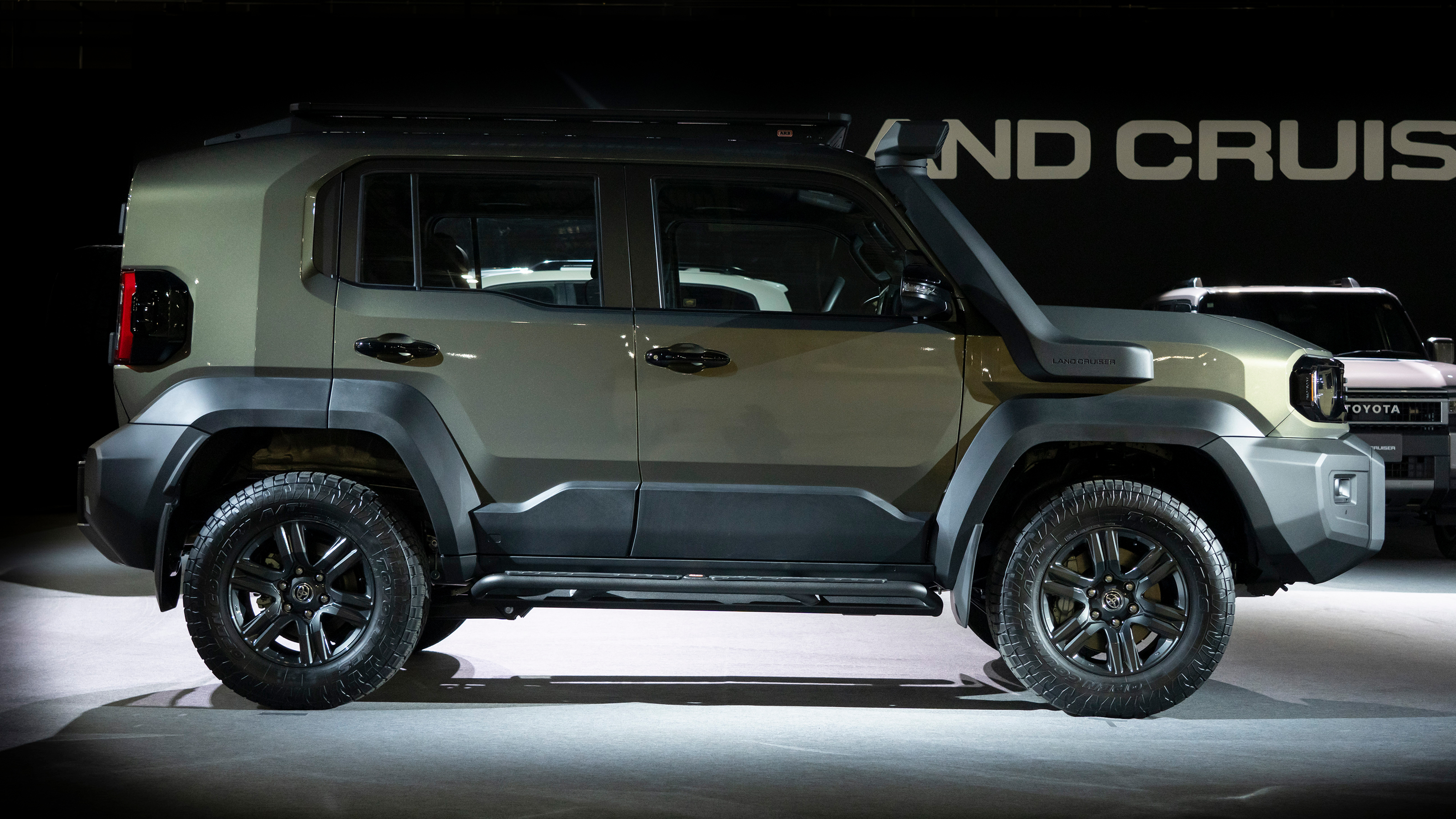 Toyota Land Cruiser FJ - green side profile