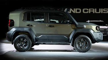 Toyota Land Cruiser FJ - green side profile