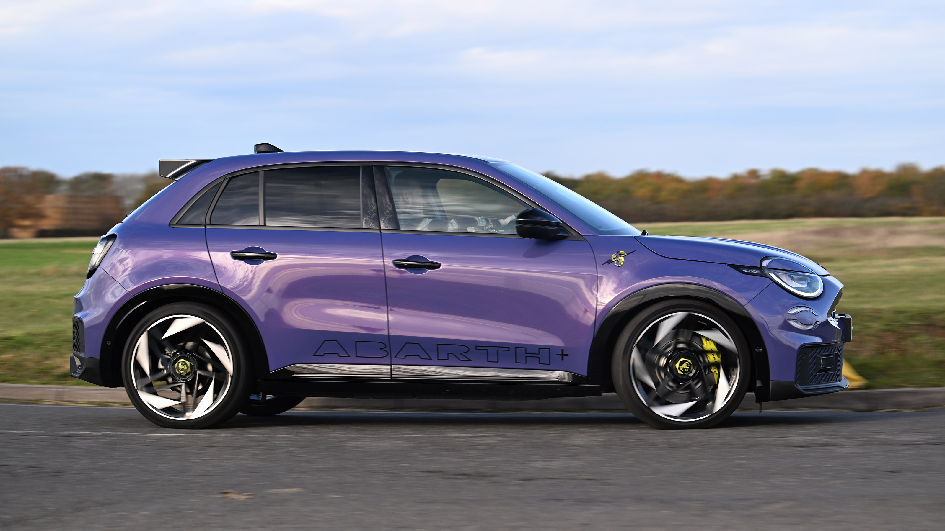Abarth 600e Scorpionissima - side