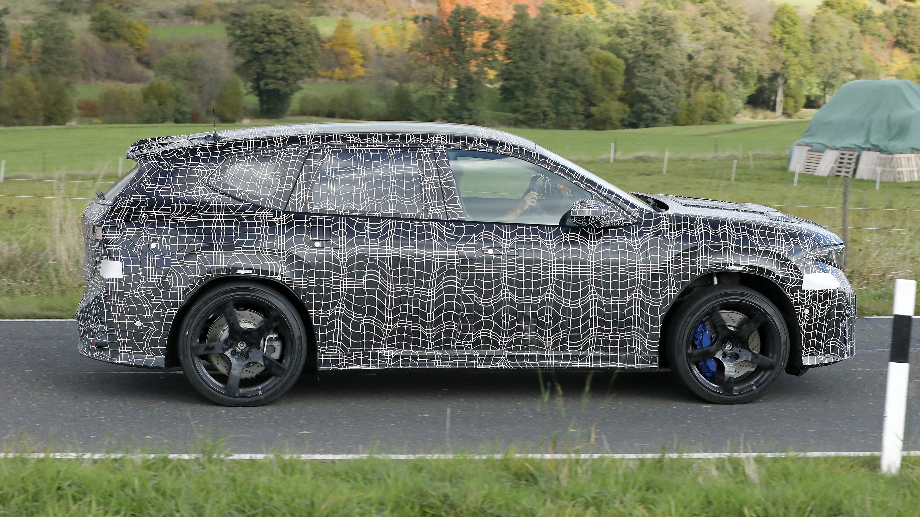 BMW iX3 M - dynamic side profile