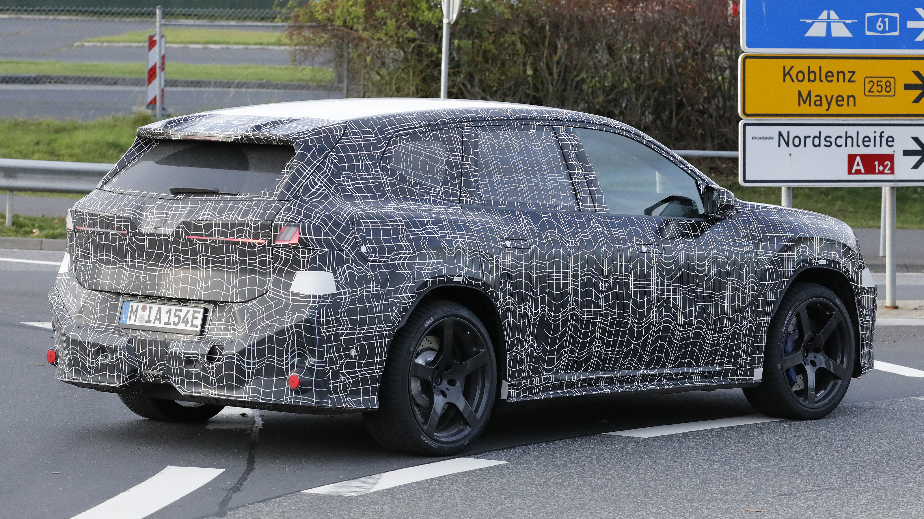 BMW iX3 M - rear cornering