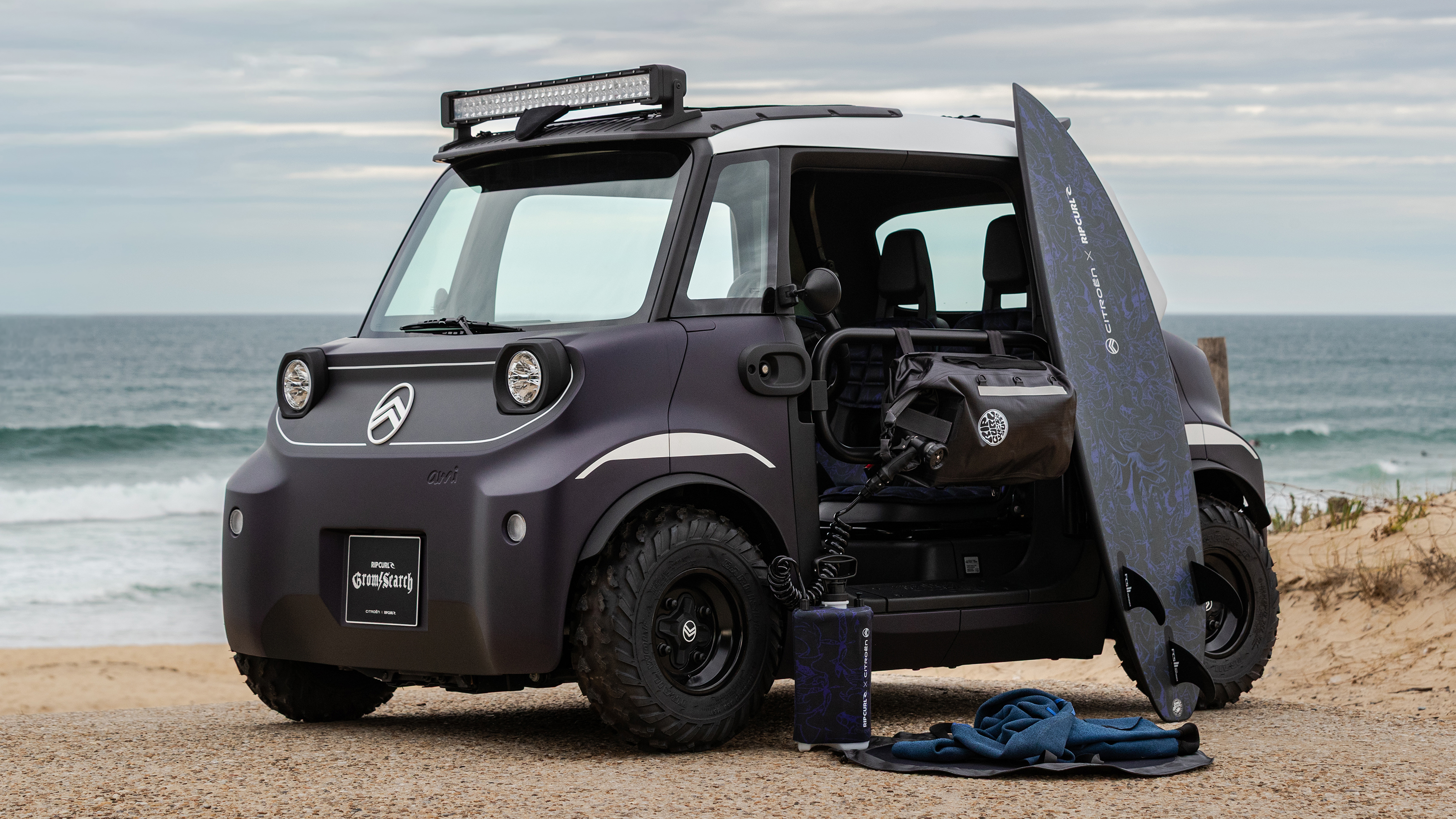 Citroen Ami Buggy Rip Curl - front angled with surf board