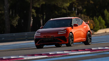 Genesis GV60 Magma - front action