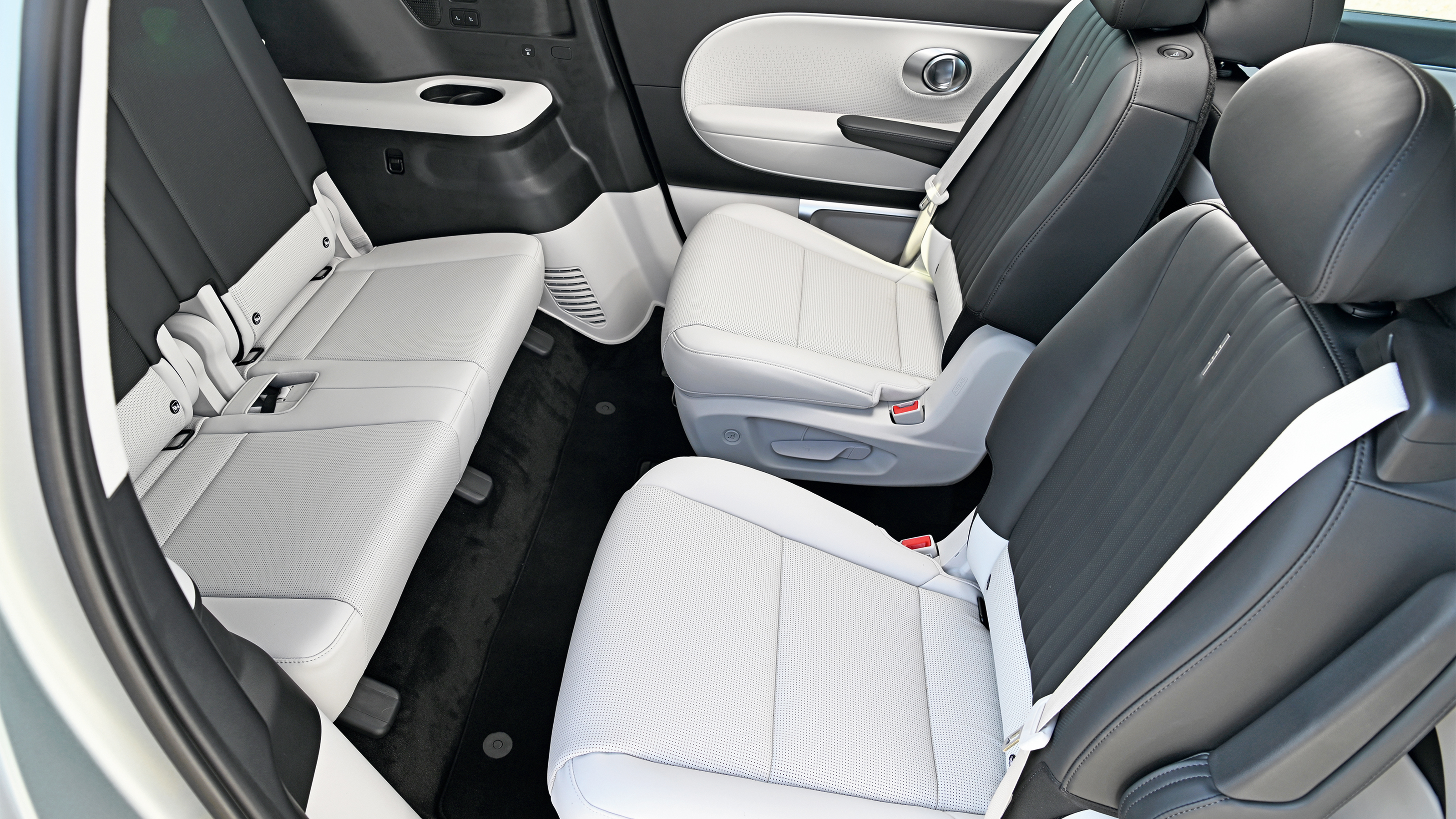 Hyundai Ioniq 9 - rear seats turned around