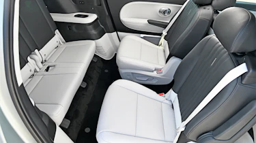 Hyundai Ioniq 9 - rear seats turned around