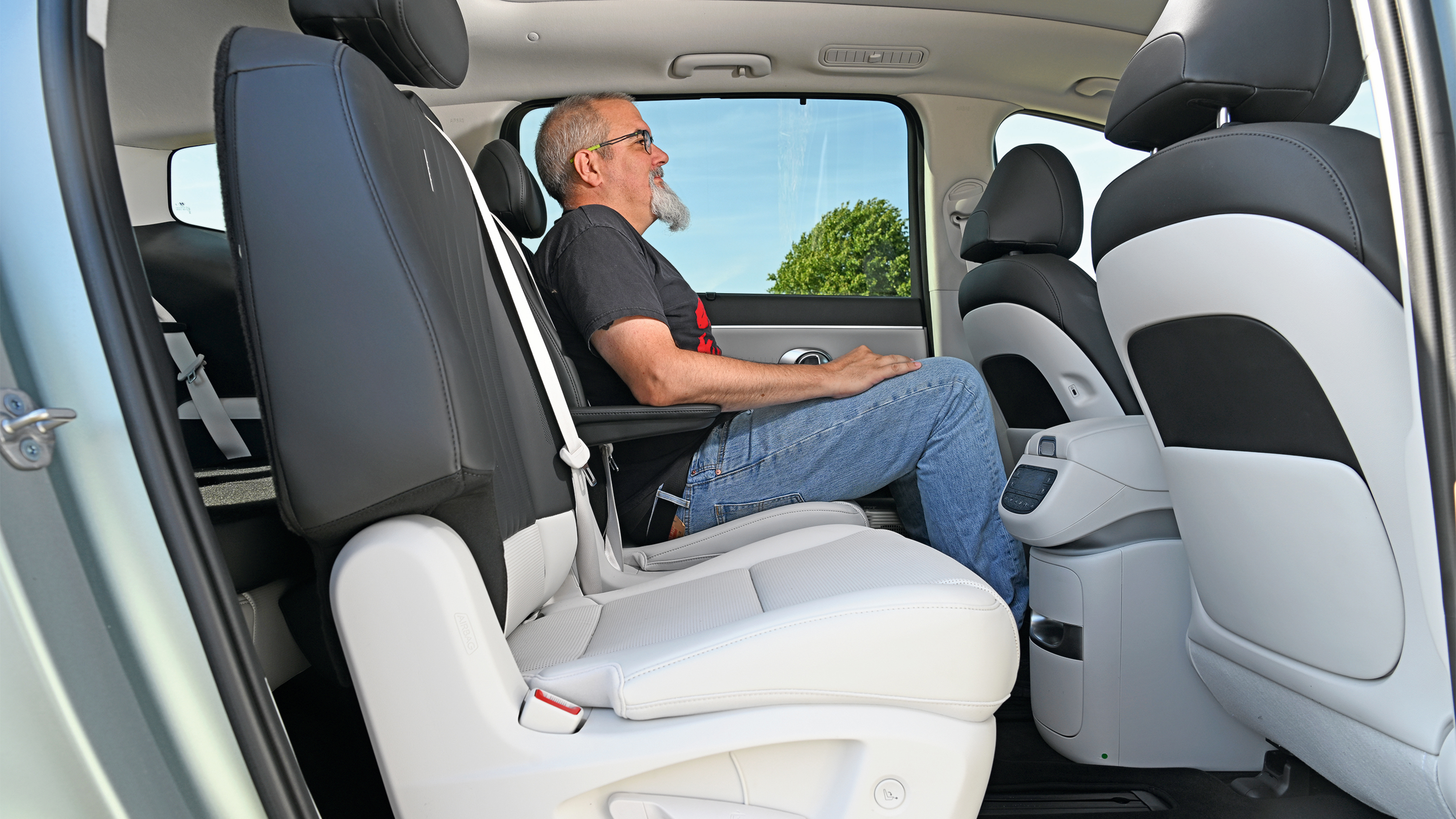 Hyundai Ioniq 9 - rear seats