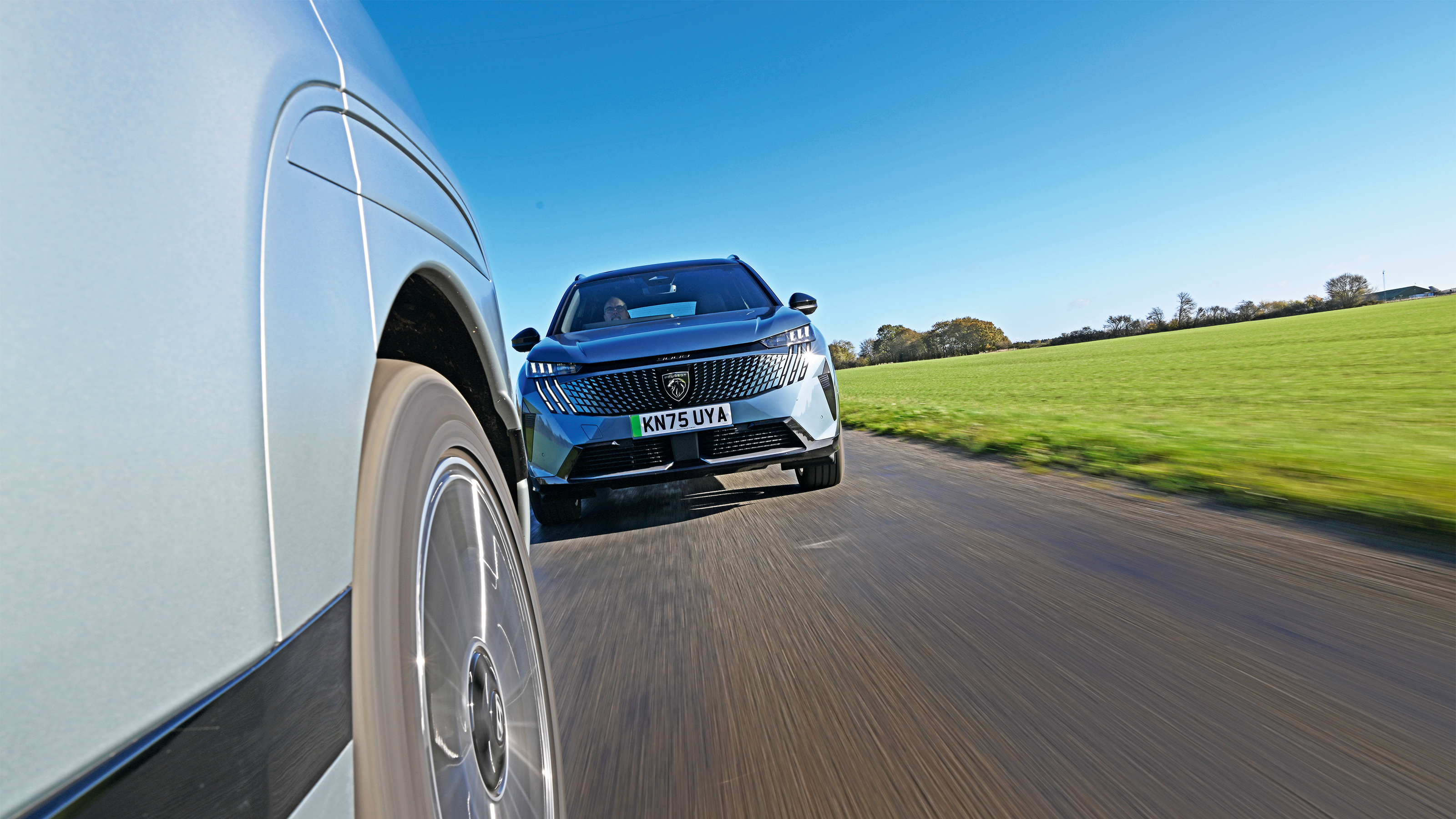 Hyundai Ioniq 9 vs Peugeot E-5008 - Peugeot tracking