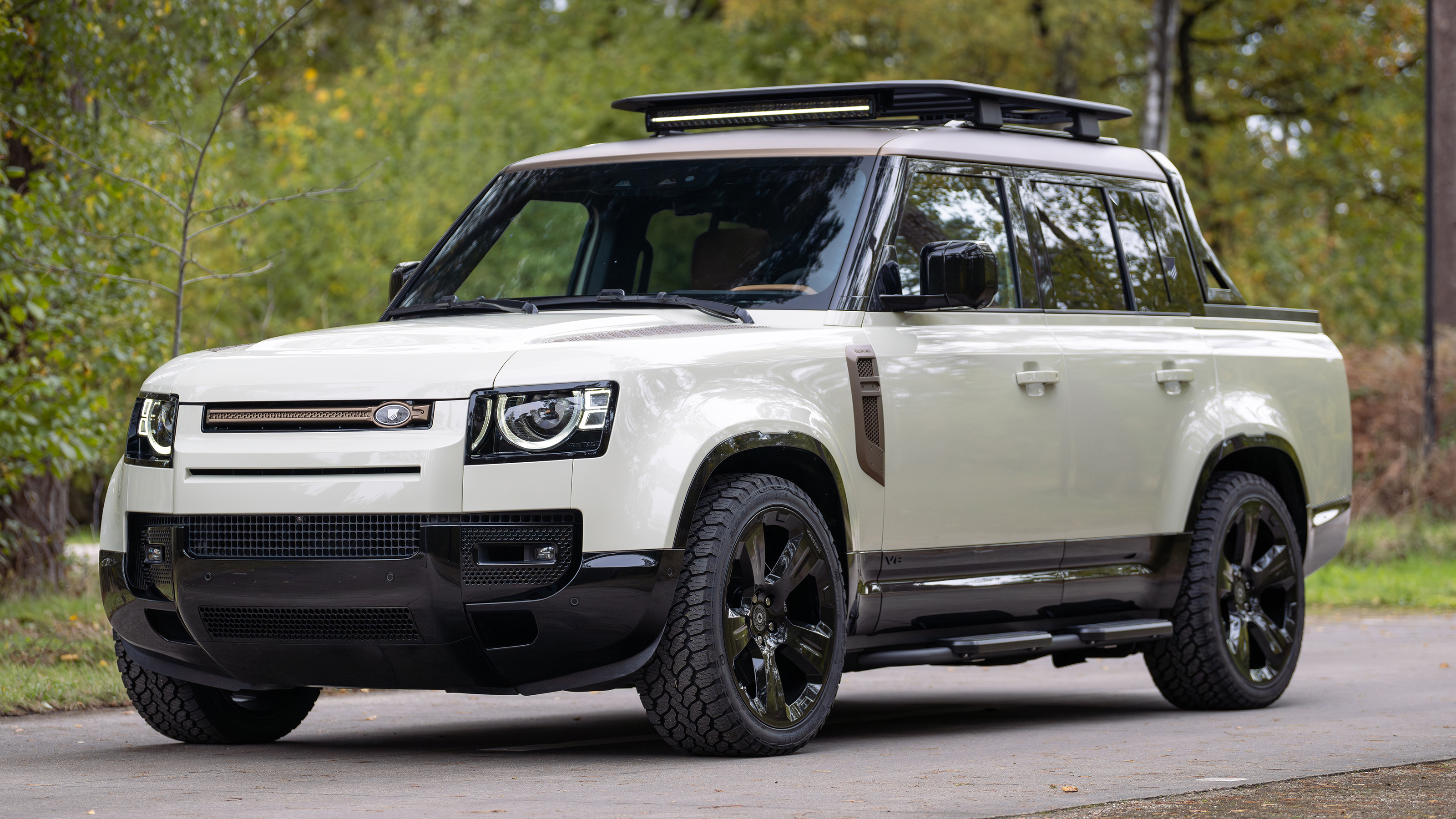 Land Rover Defender pick-up - front 3/4 white