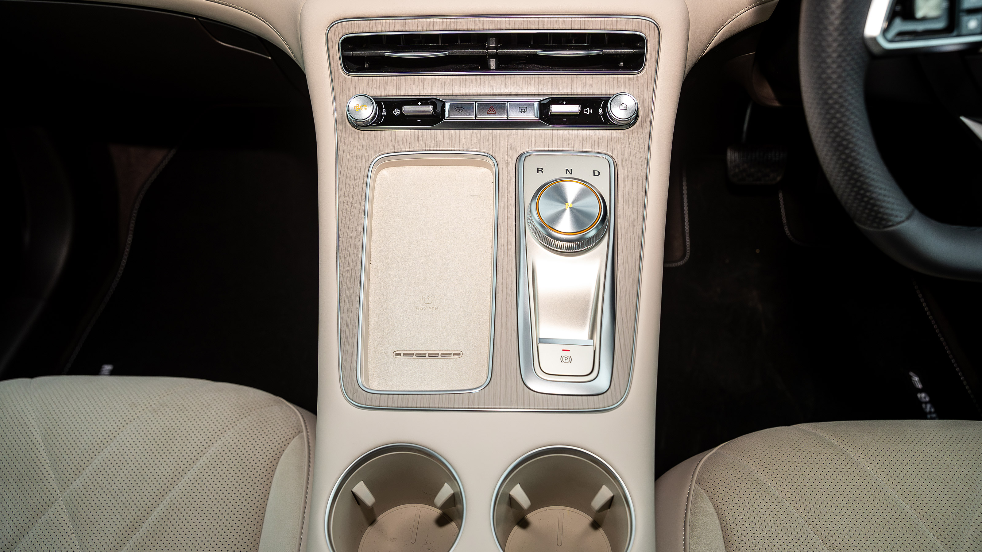 MGS6 EV - centre console