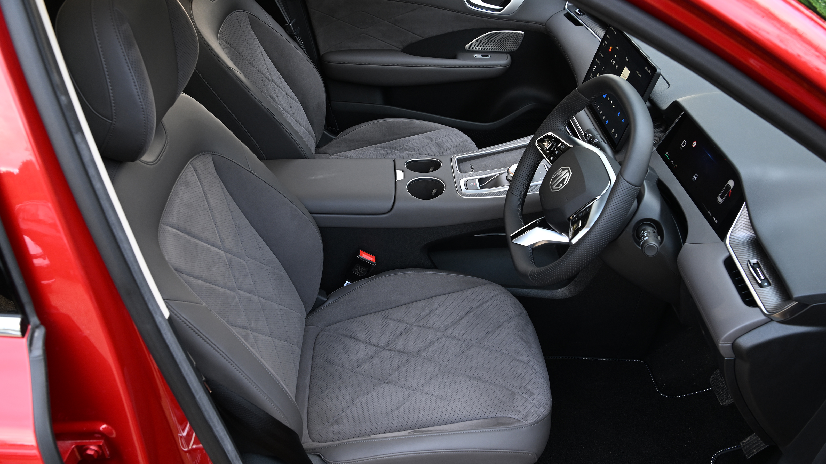 MGS6 EV Trophy Long Range - front seats