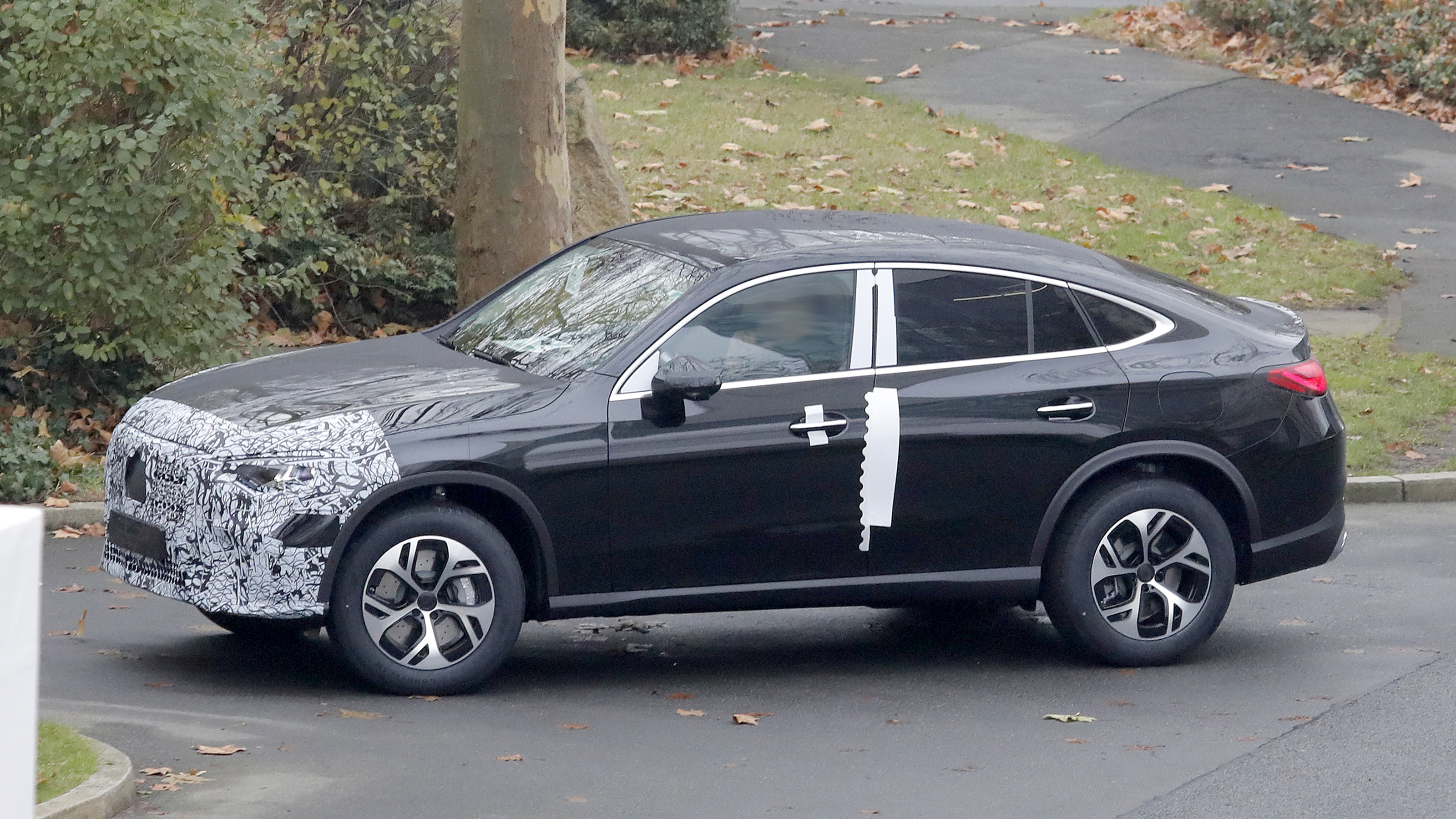 Mercedes GLC facelift - black side profile