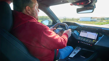 Peugeot 308 Hybrid GT Premium - driving
