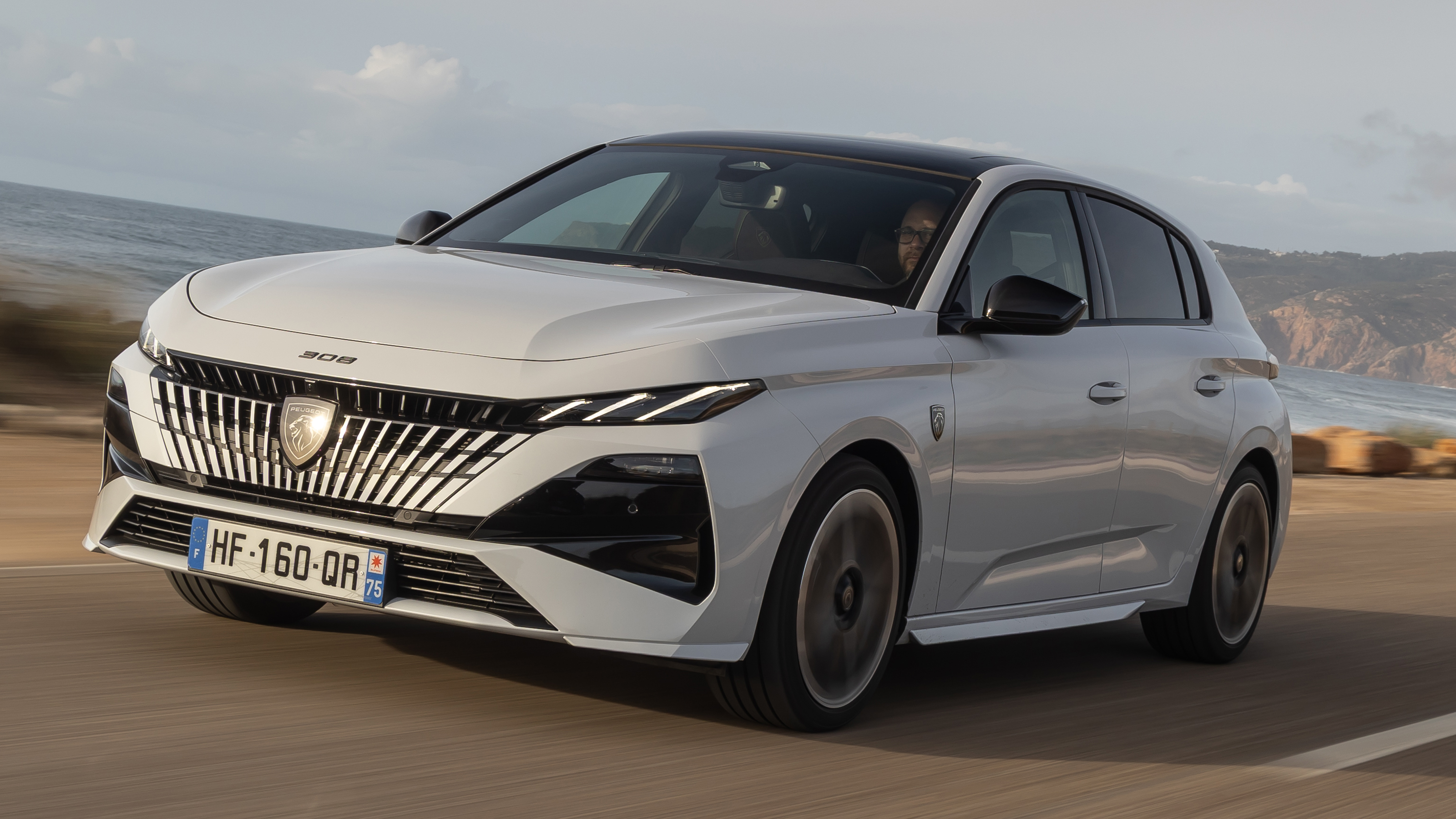 Peugeot 308 Hybrid GT Premium - dynamic front 3/4