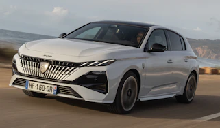 Peugeot 308 Hybrid GT Premium - dynamic front 3/4