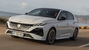 Peugeot 308 Hybrid GT Premium - dynamic front 3/4