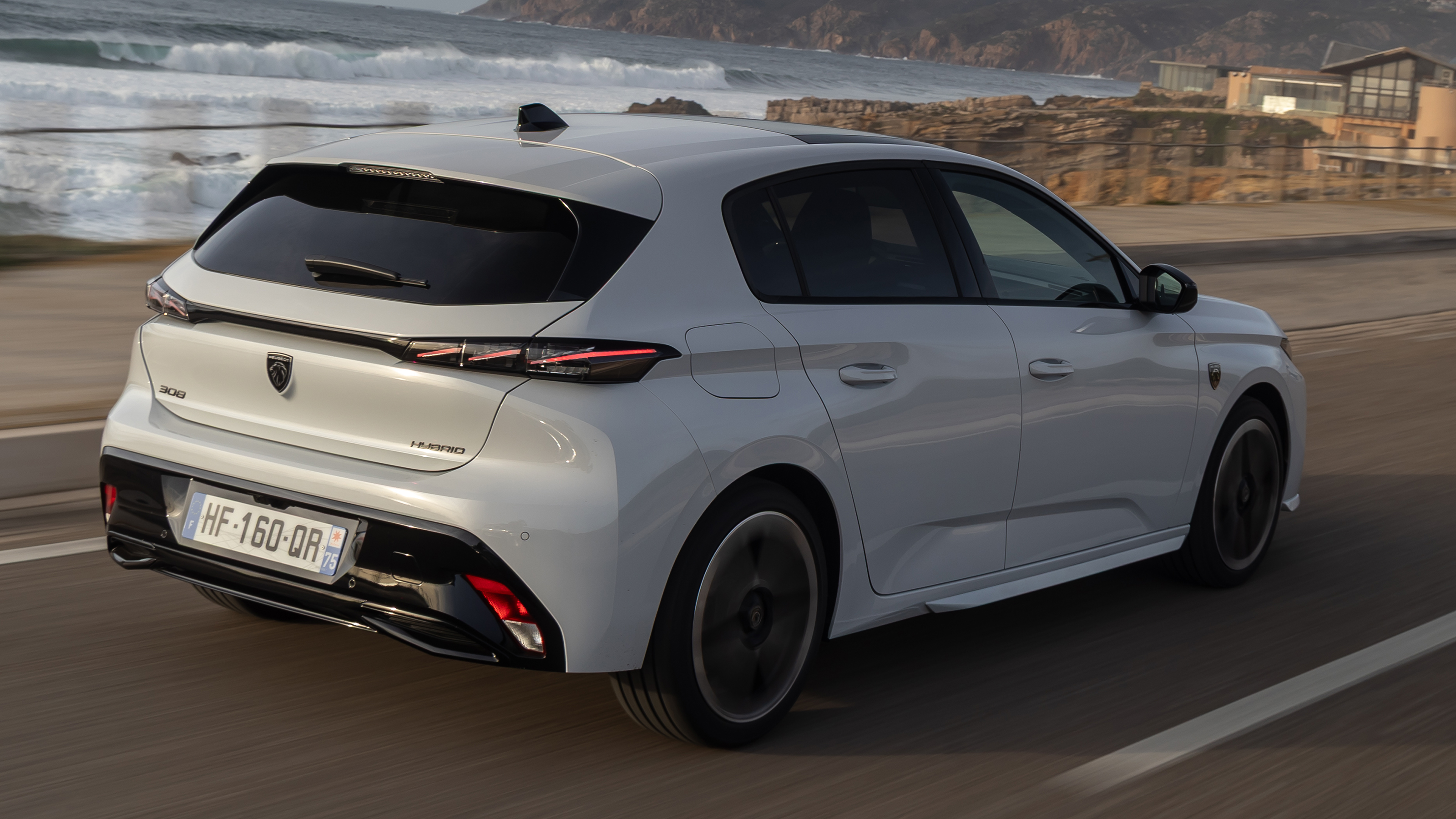 Peugeot 308 Hybrid GT Premium - dynamic rear 3/4