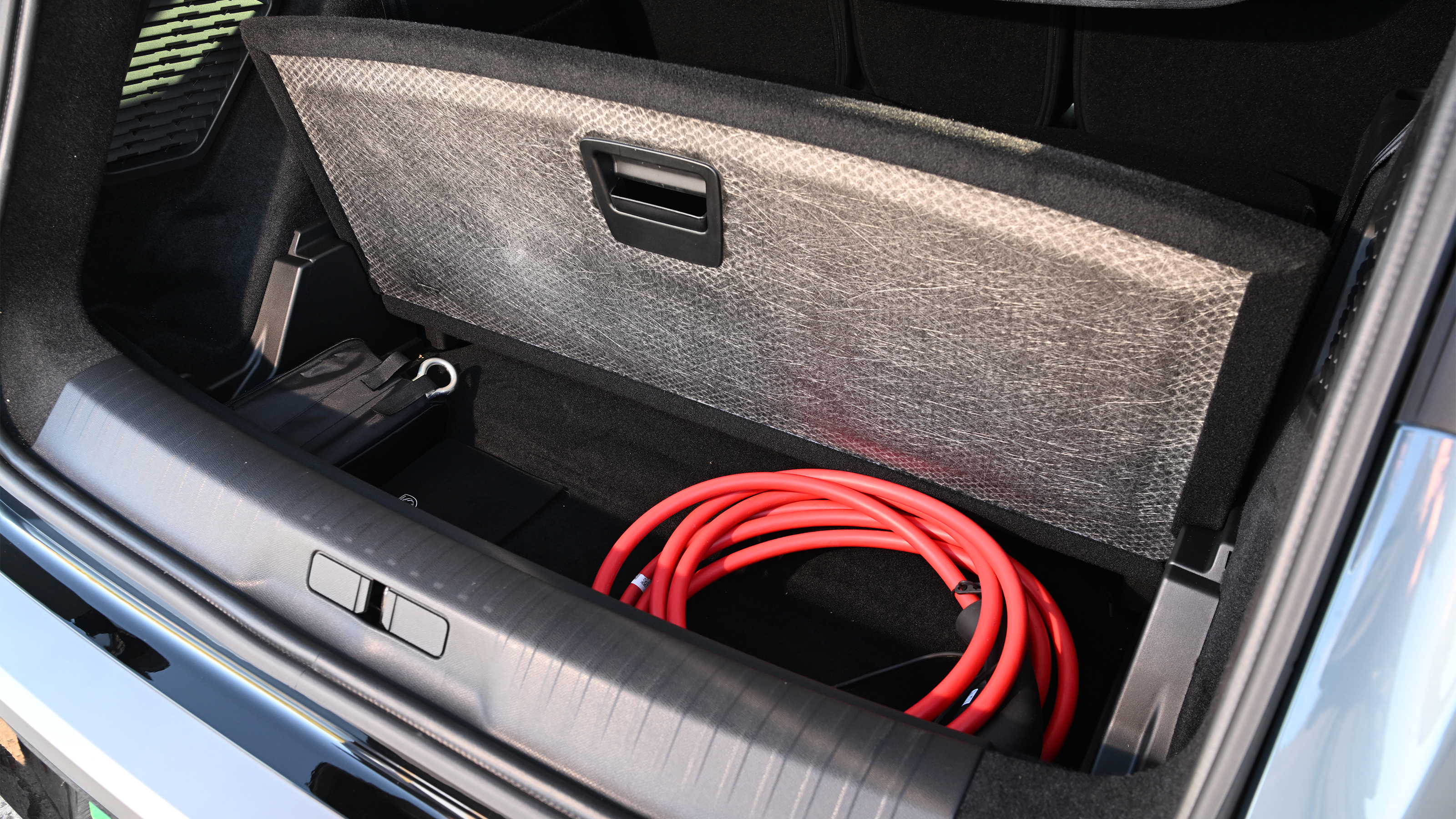 Peugeot E-5008 - cable storage
