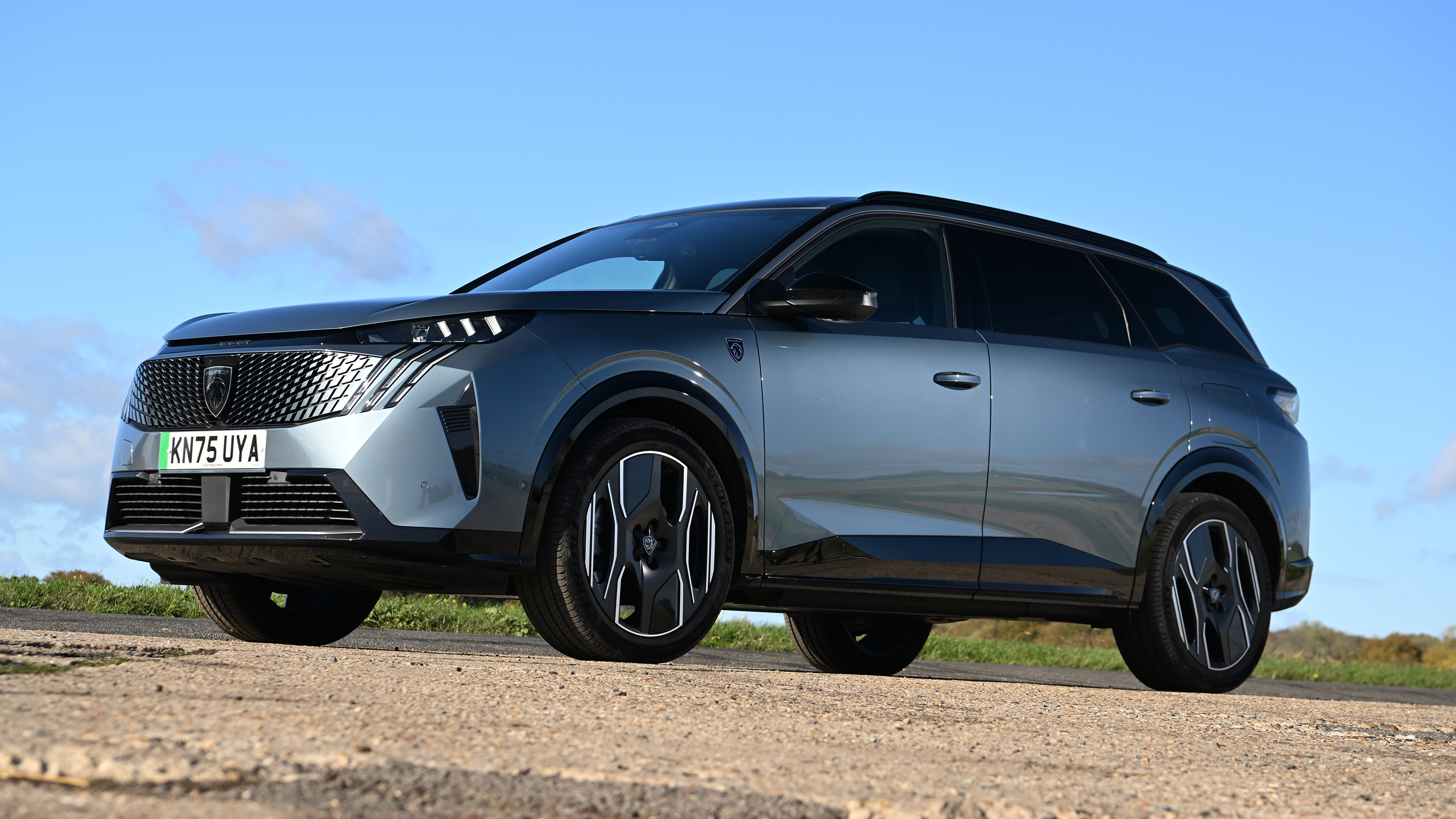 Peugeot E-5008 - front angled