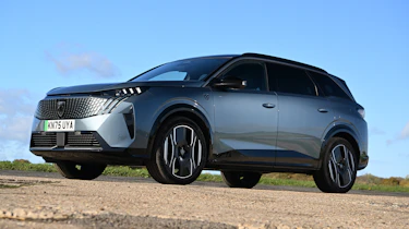 Peugeot E-5008 - front angled