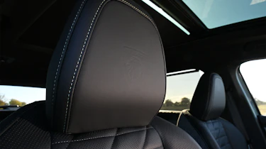 Peugeot E-5008 - headrests
