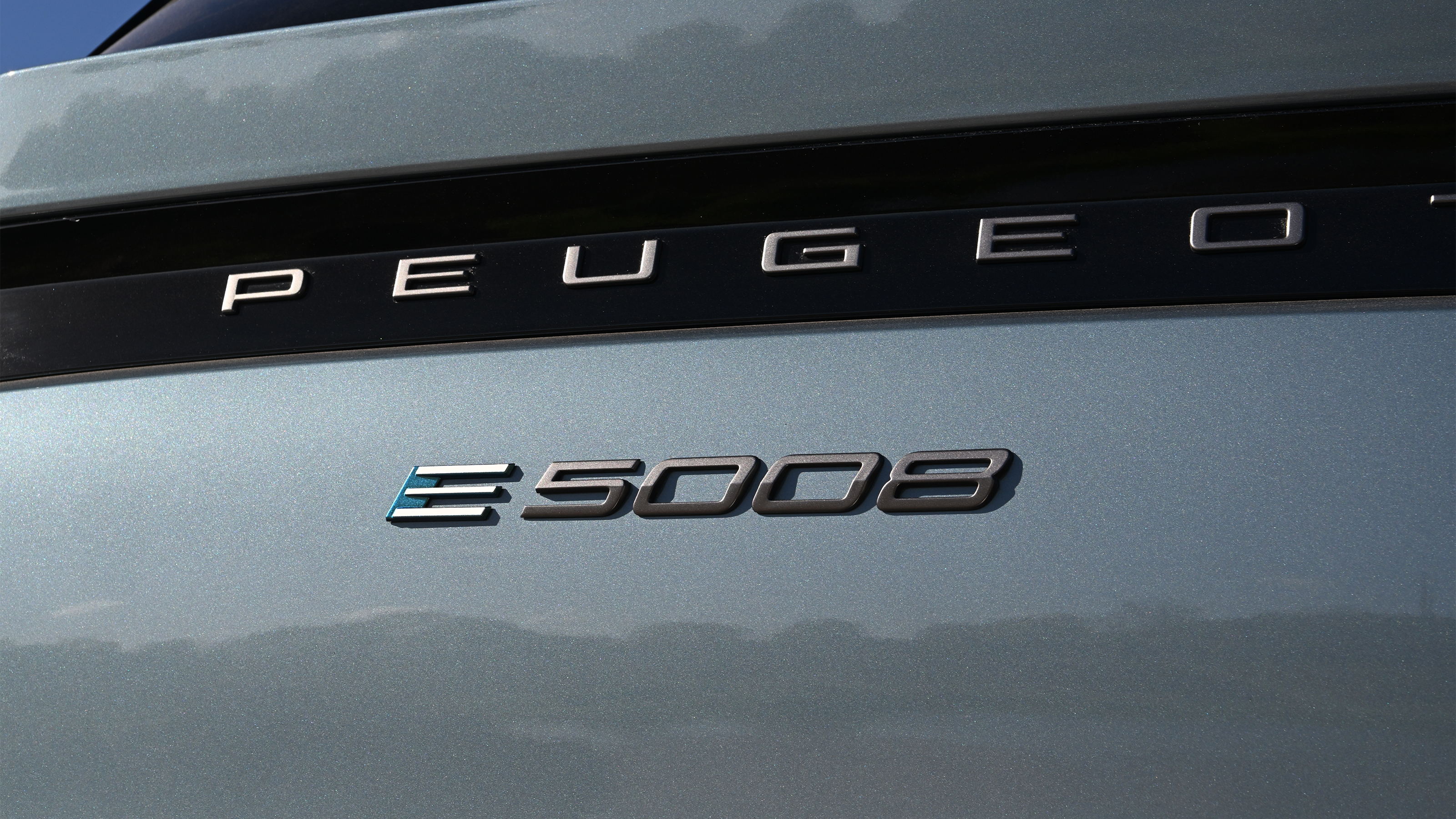 Peugeot E-5008 - rear badge