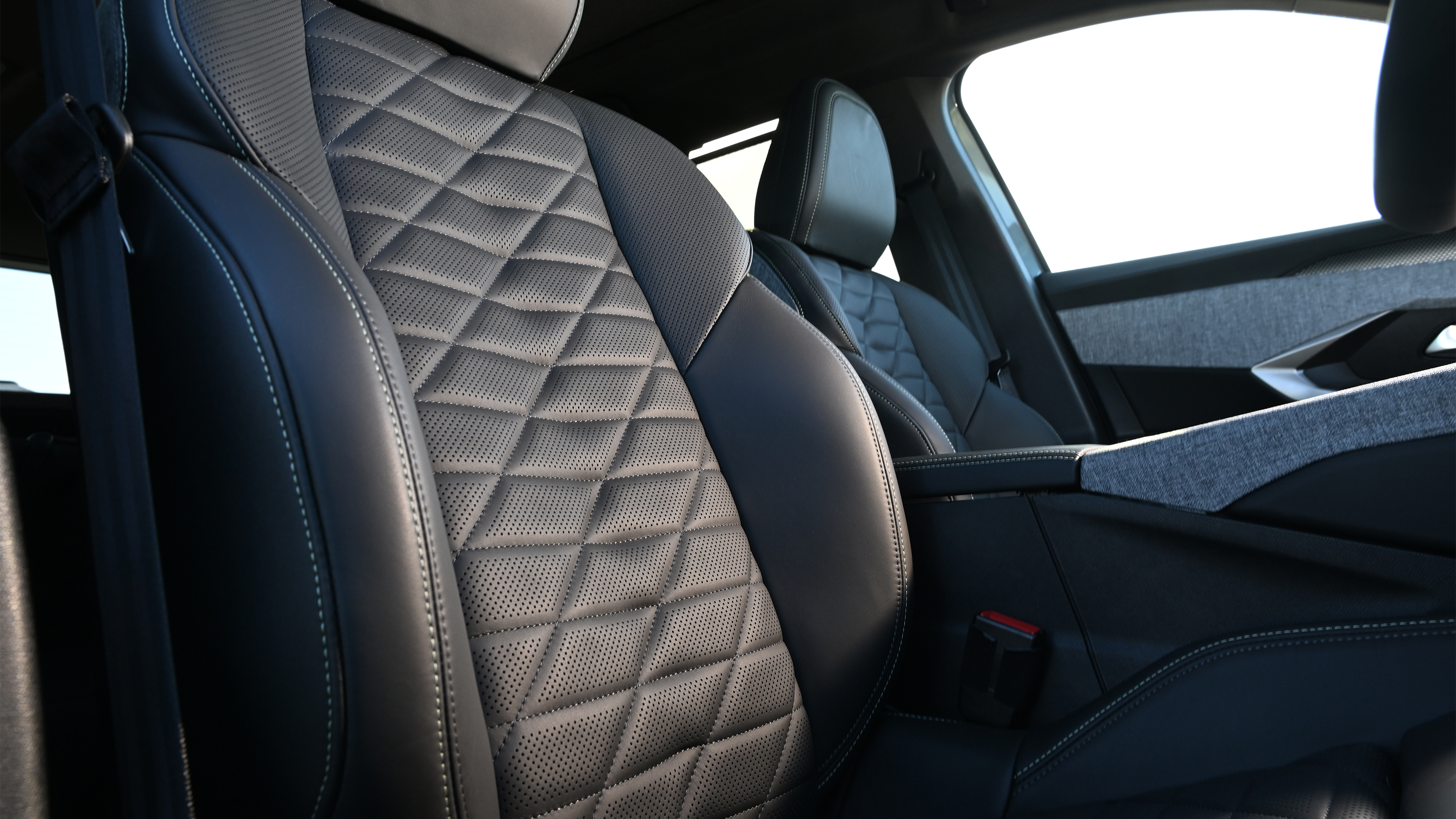 Peugeot E-5008 - seat backs