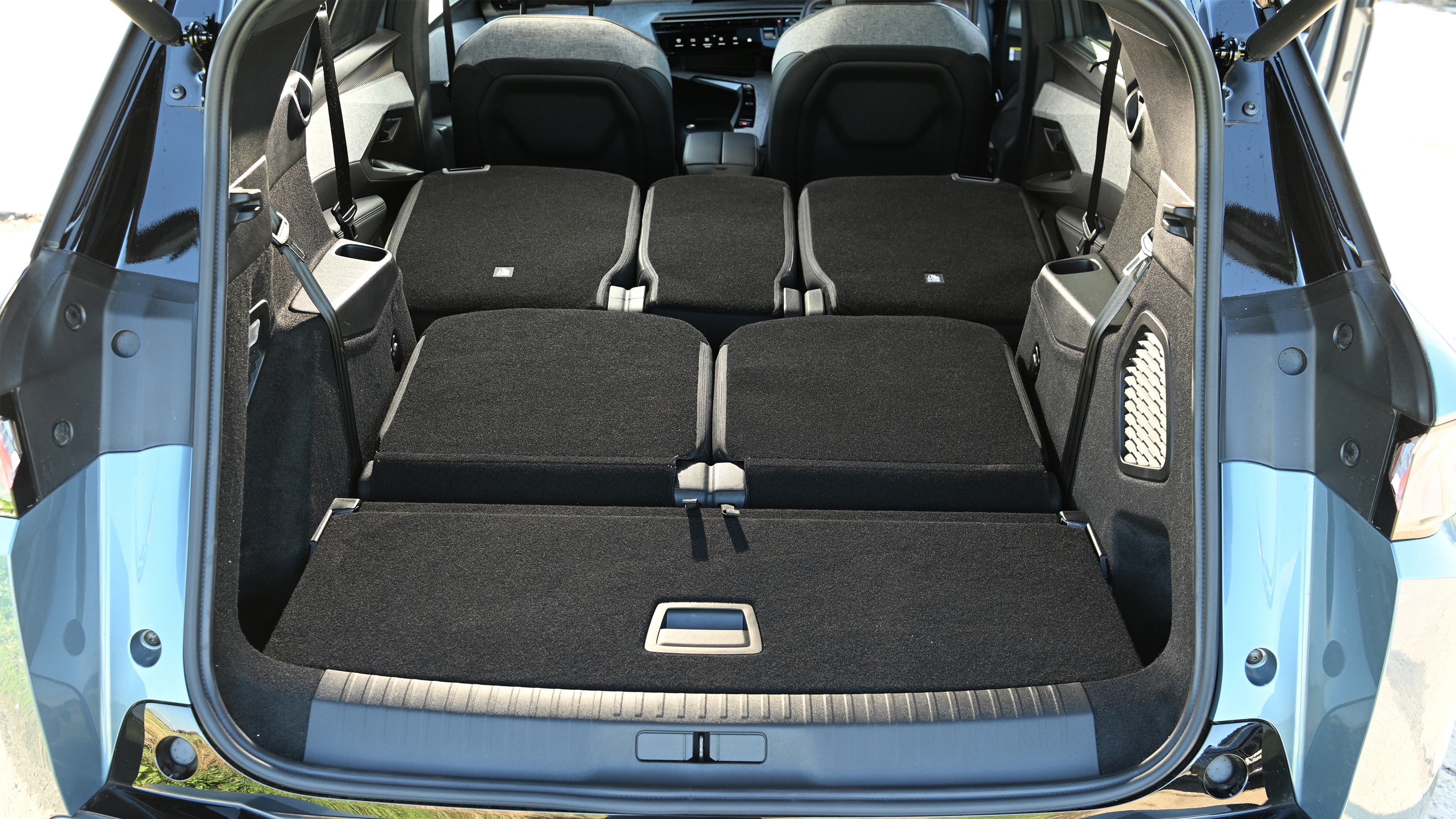 Peugeot E-5008 - seats flat
