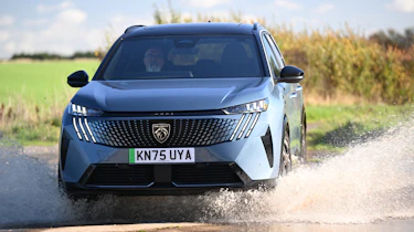 Peugeot E-5008 - through water