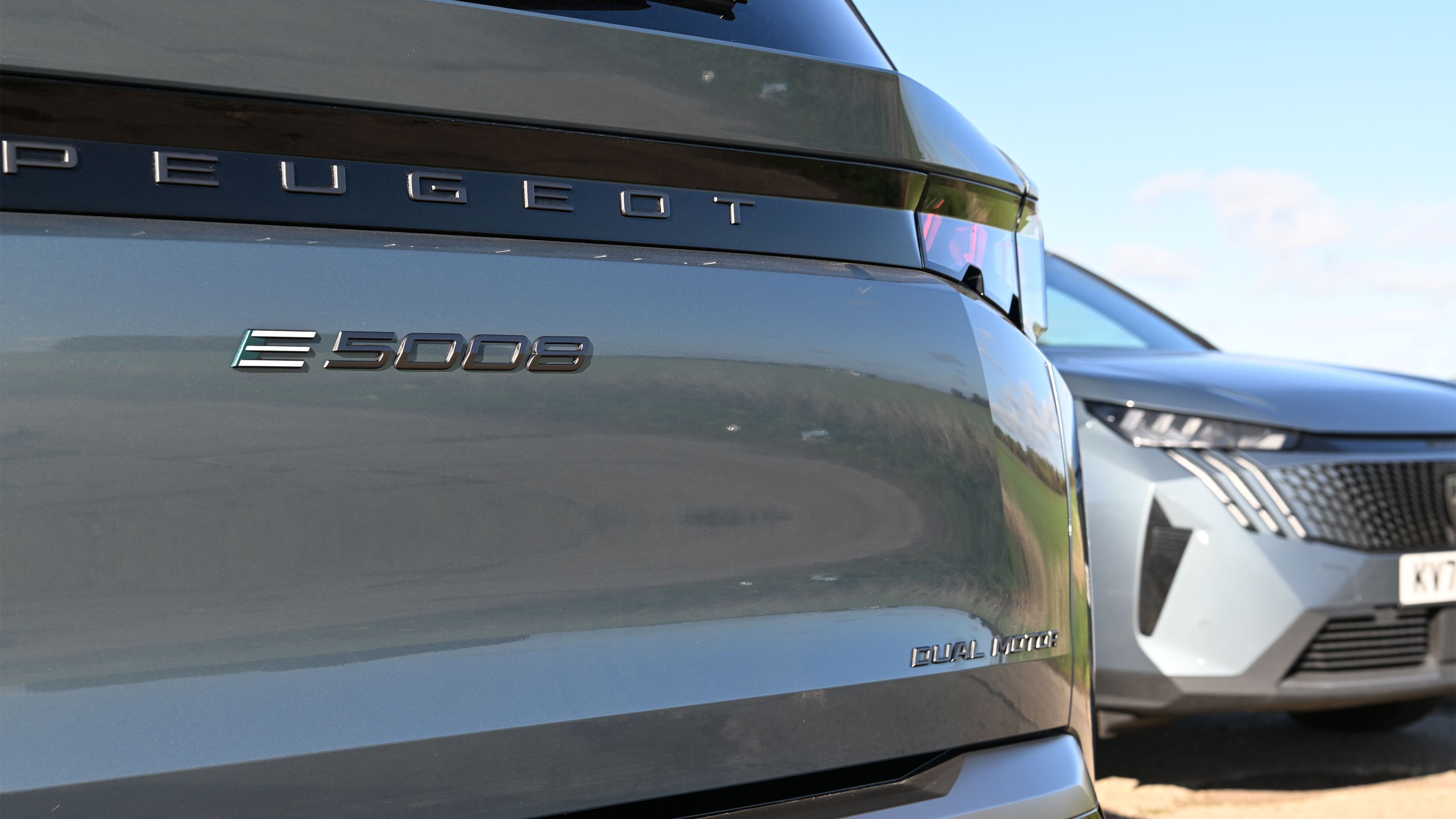 Peugeot E-5008 rear badge