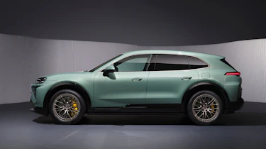 Porsche Cayenne Electric Turbo - side studio