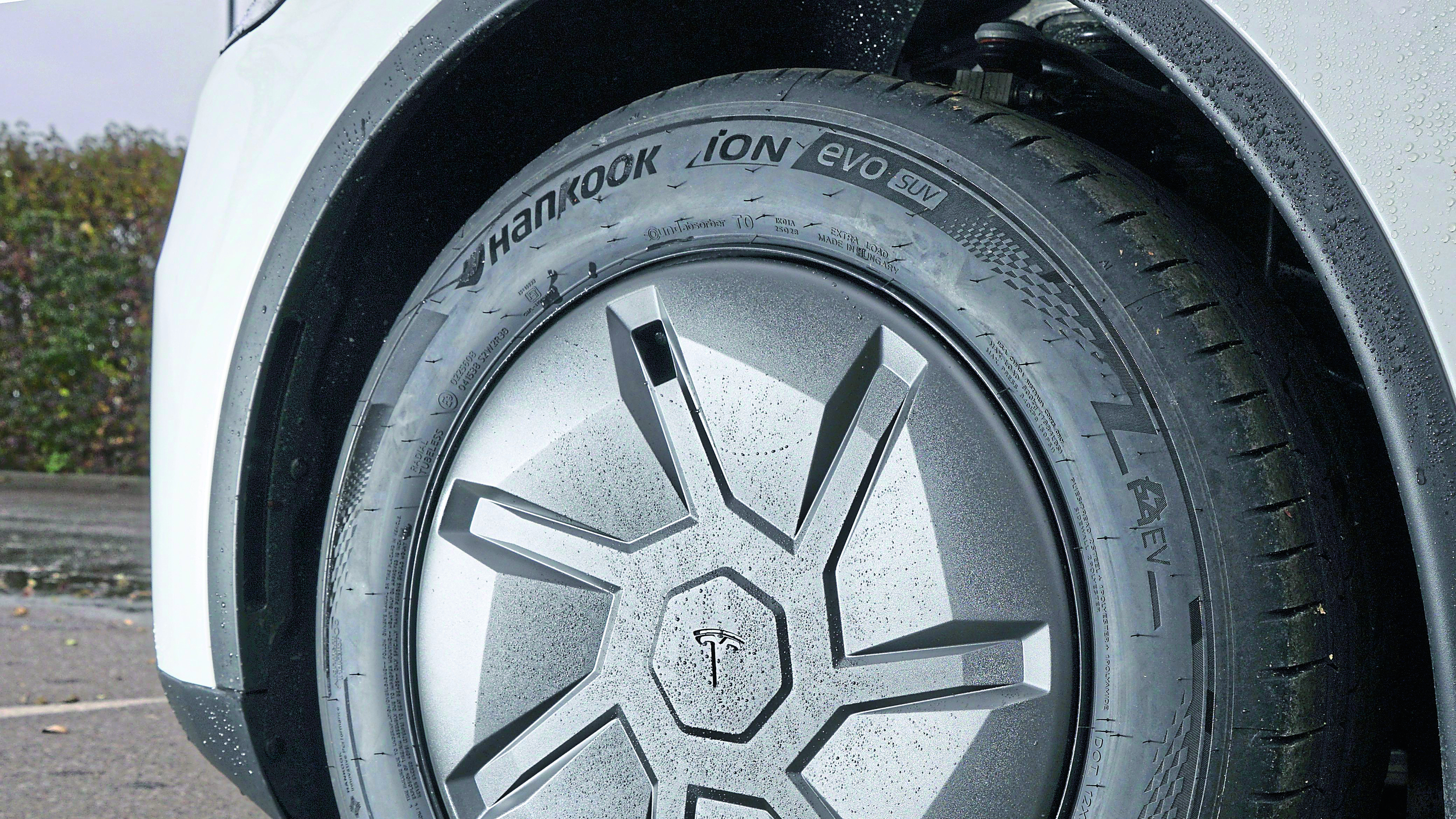 New Tesla Model Y Standard - front alloys 