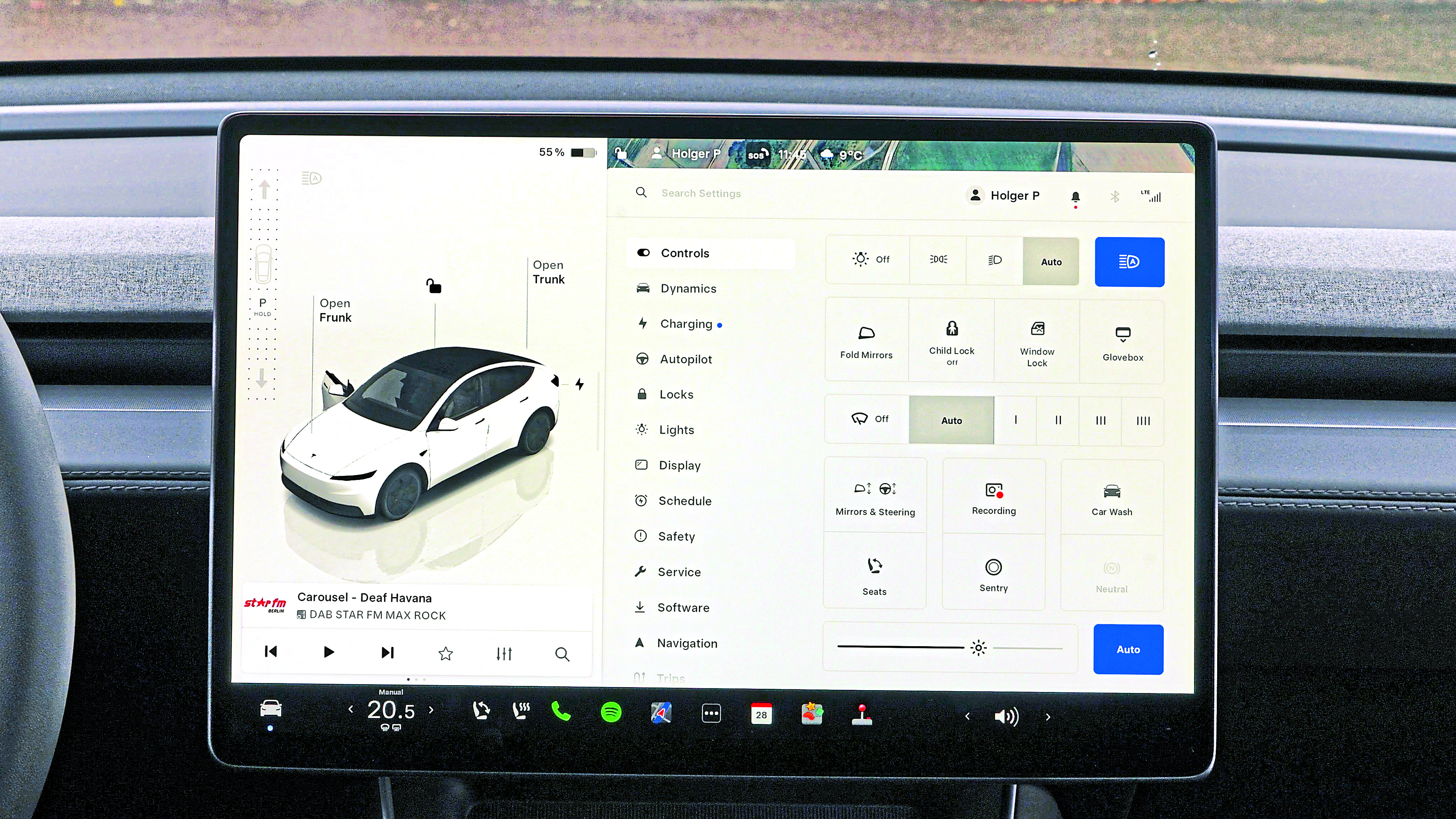 New Tesla Model Y Standard - infotainment screen