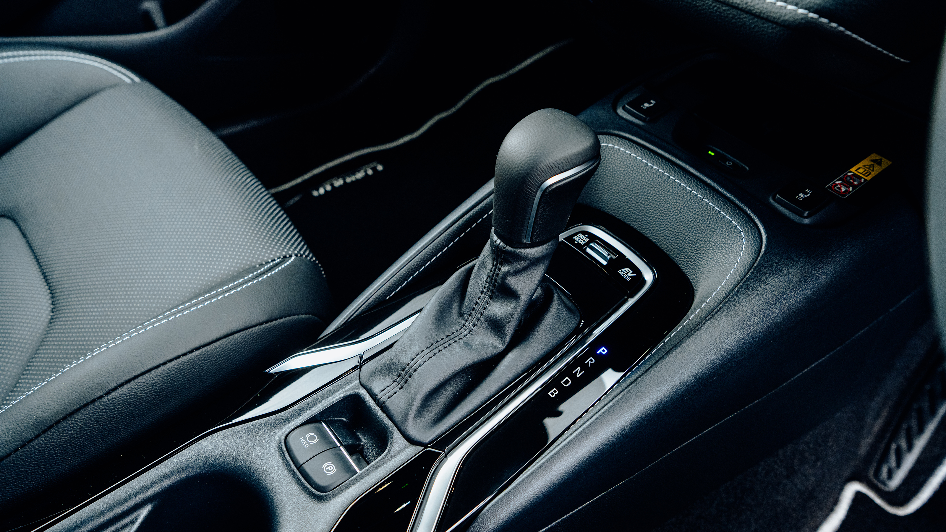 Toyota Corolla Excel in the UK - centre console