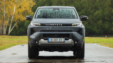 Toyota Hilux - full front static