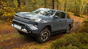 Toyota Hilux - front off-road