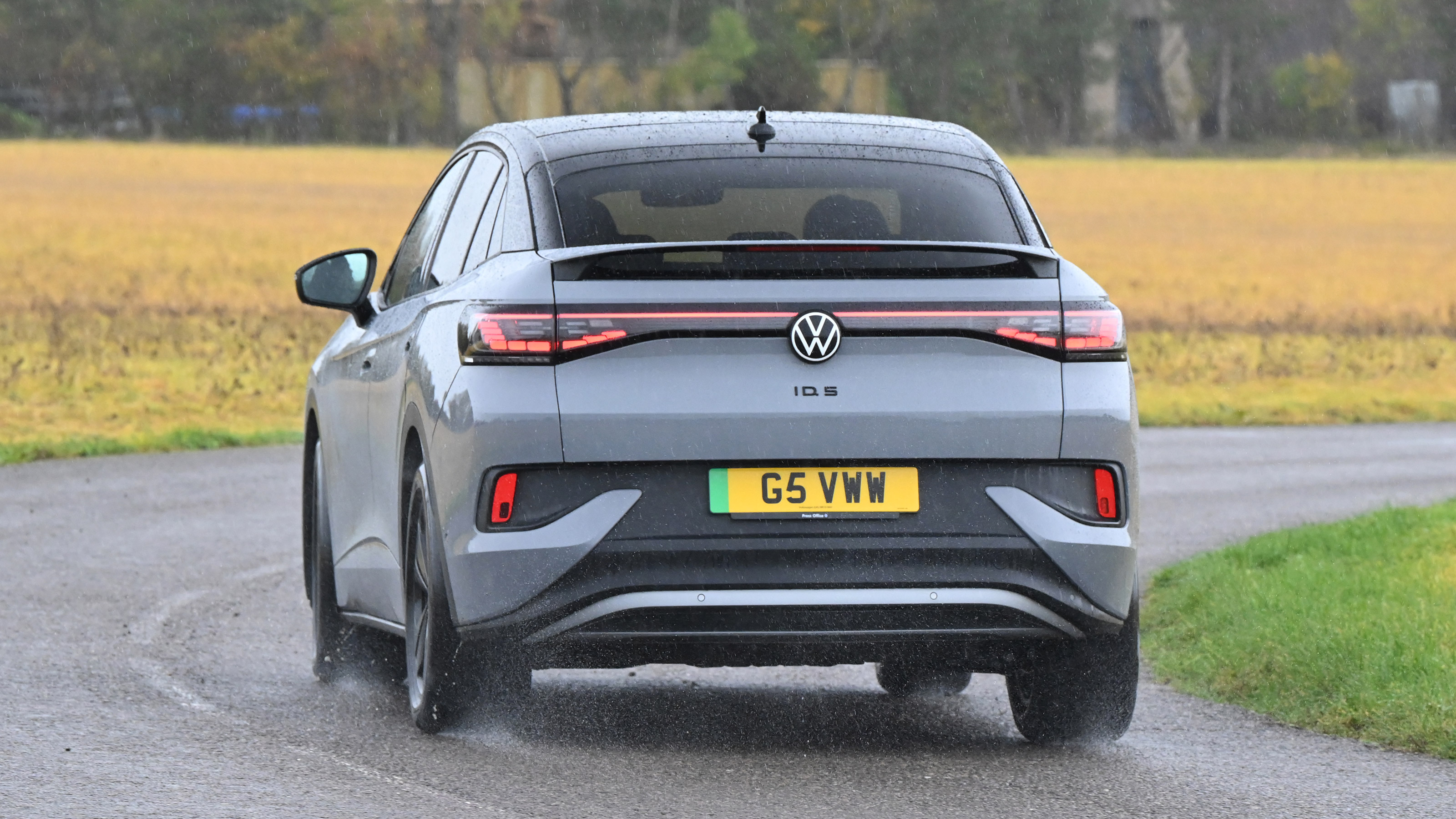 Volkswagen ID.5 Pro Black Edition - rear cornering