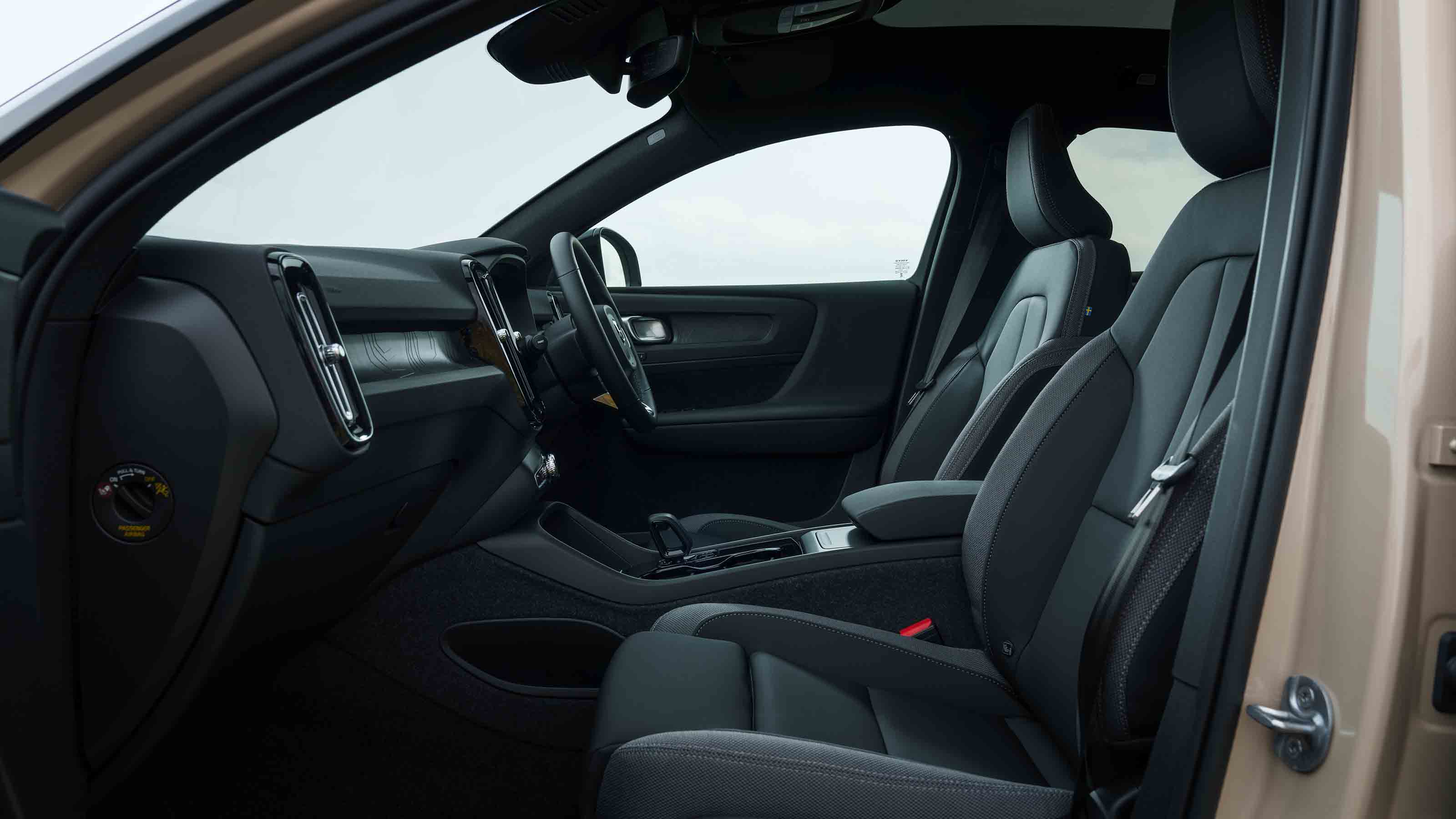 Volvo EC40 - front seats