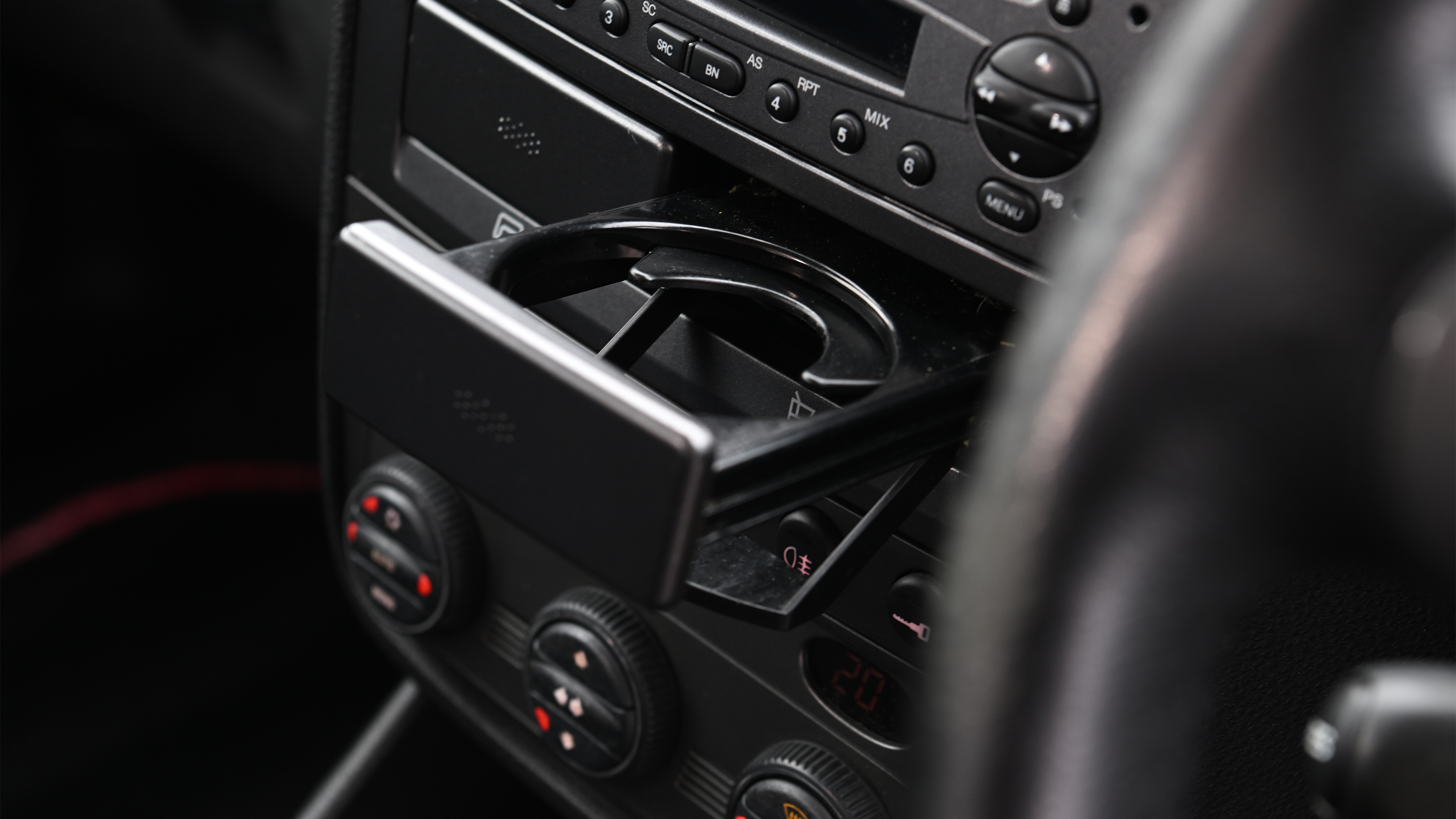 Alfa Romeo 147 GTA - cup holder