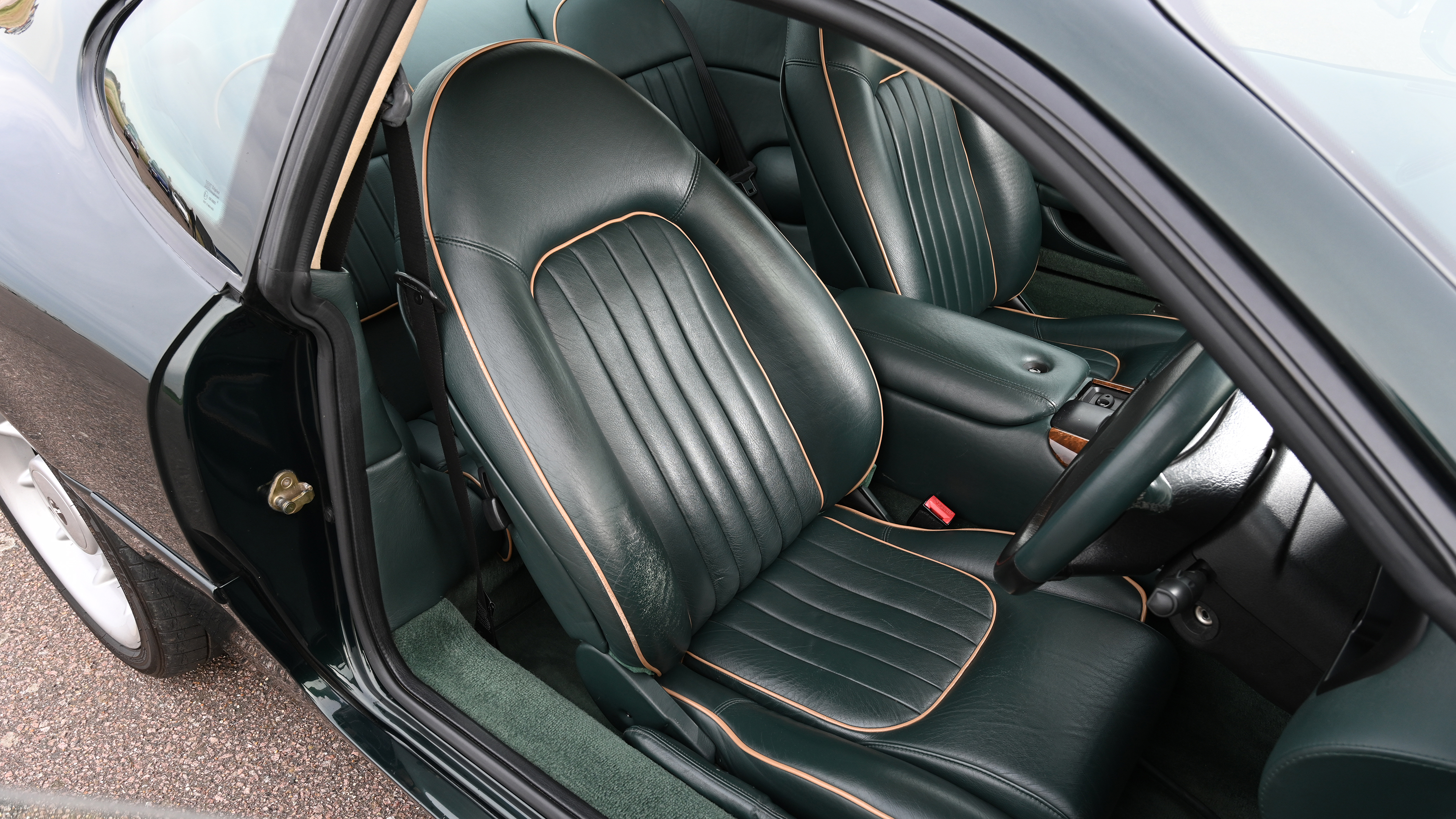 Aston Martin DB7 - front interior 