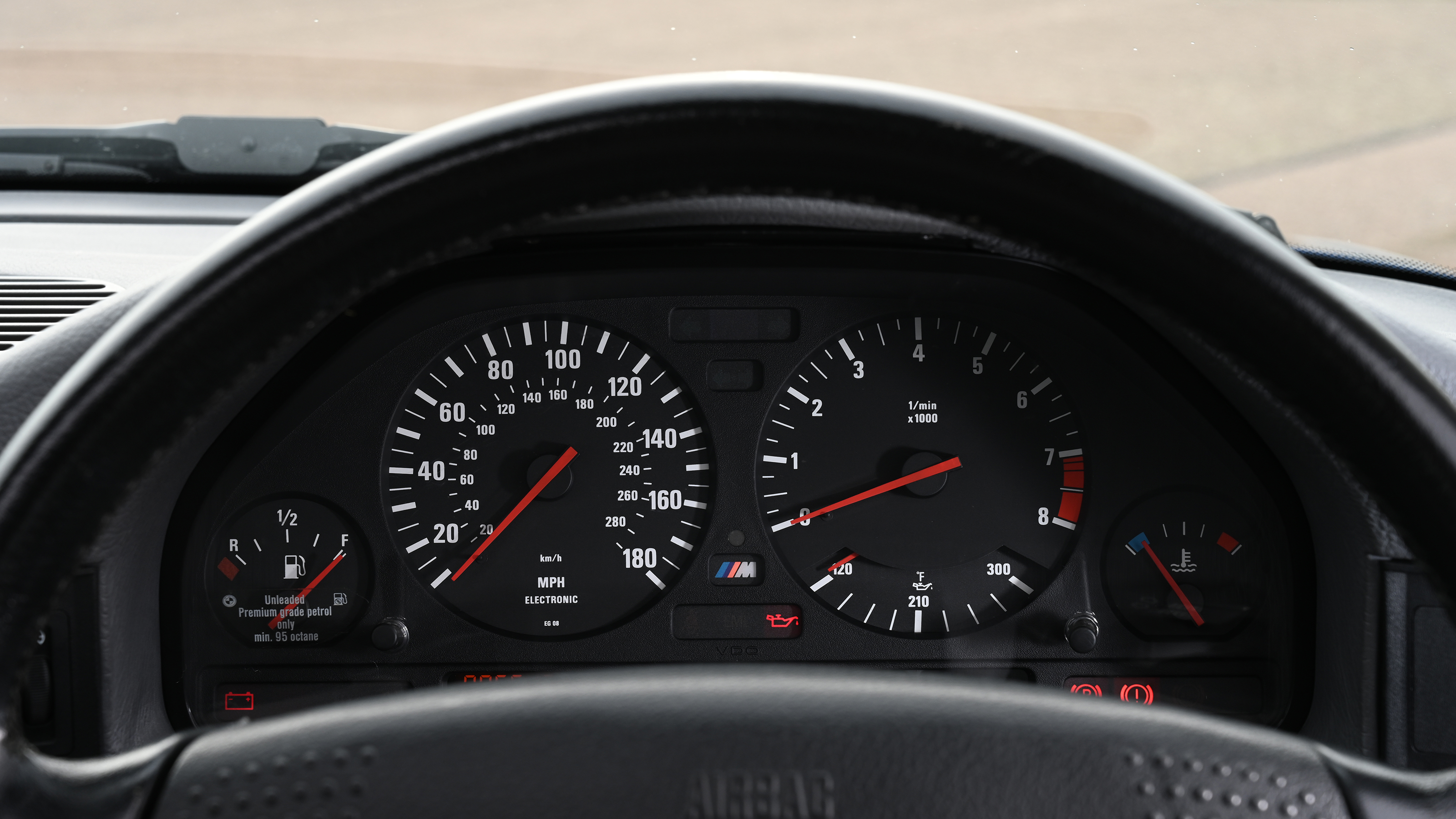 BMW M5 - dials 