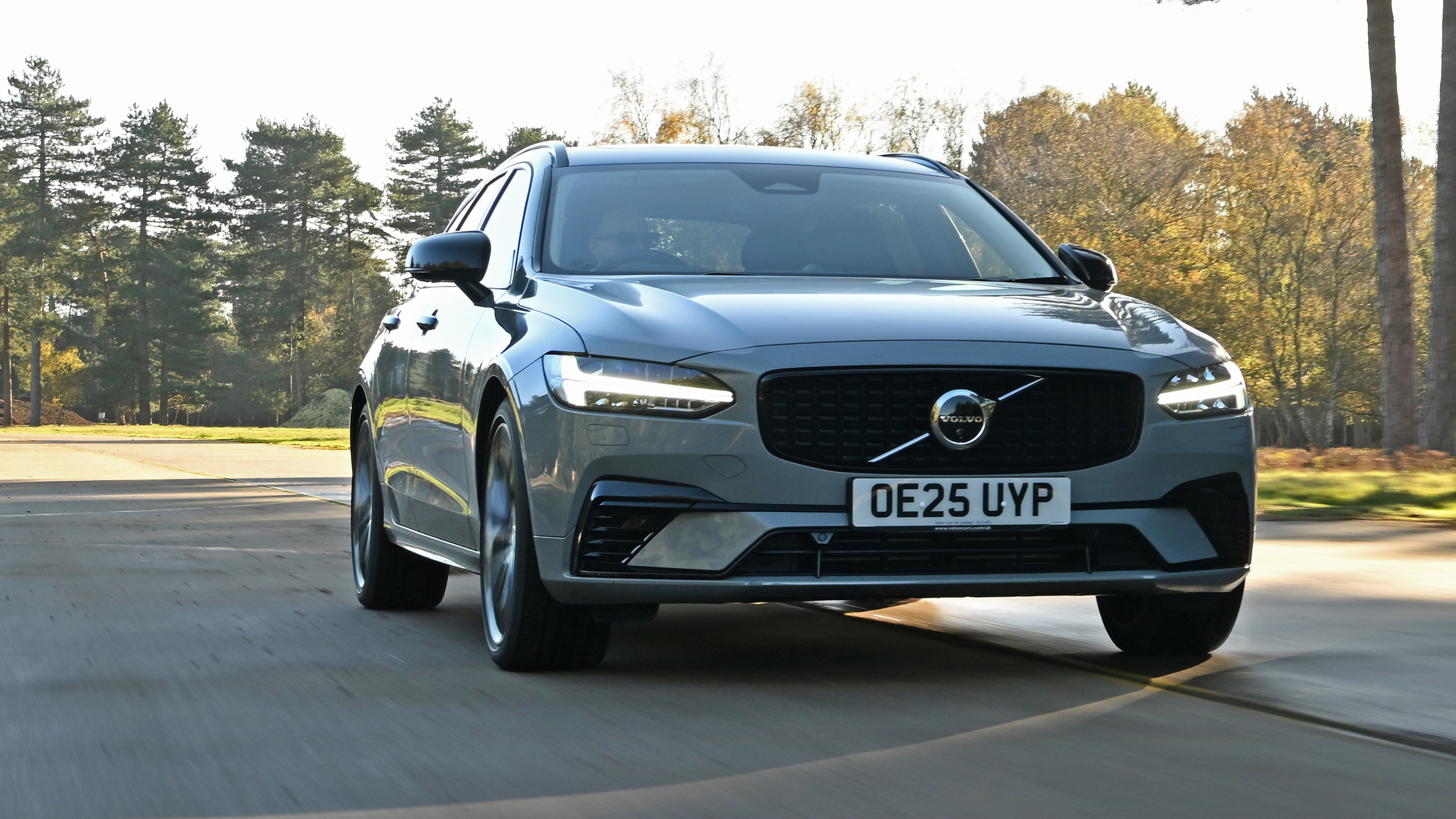 Volvo V90 - front action