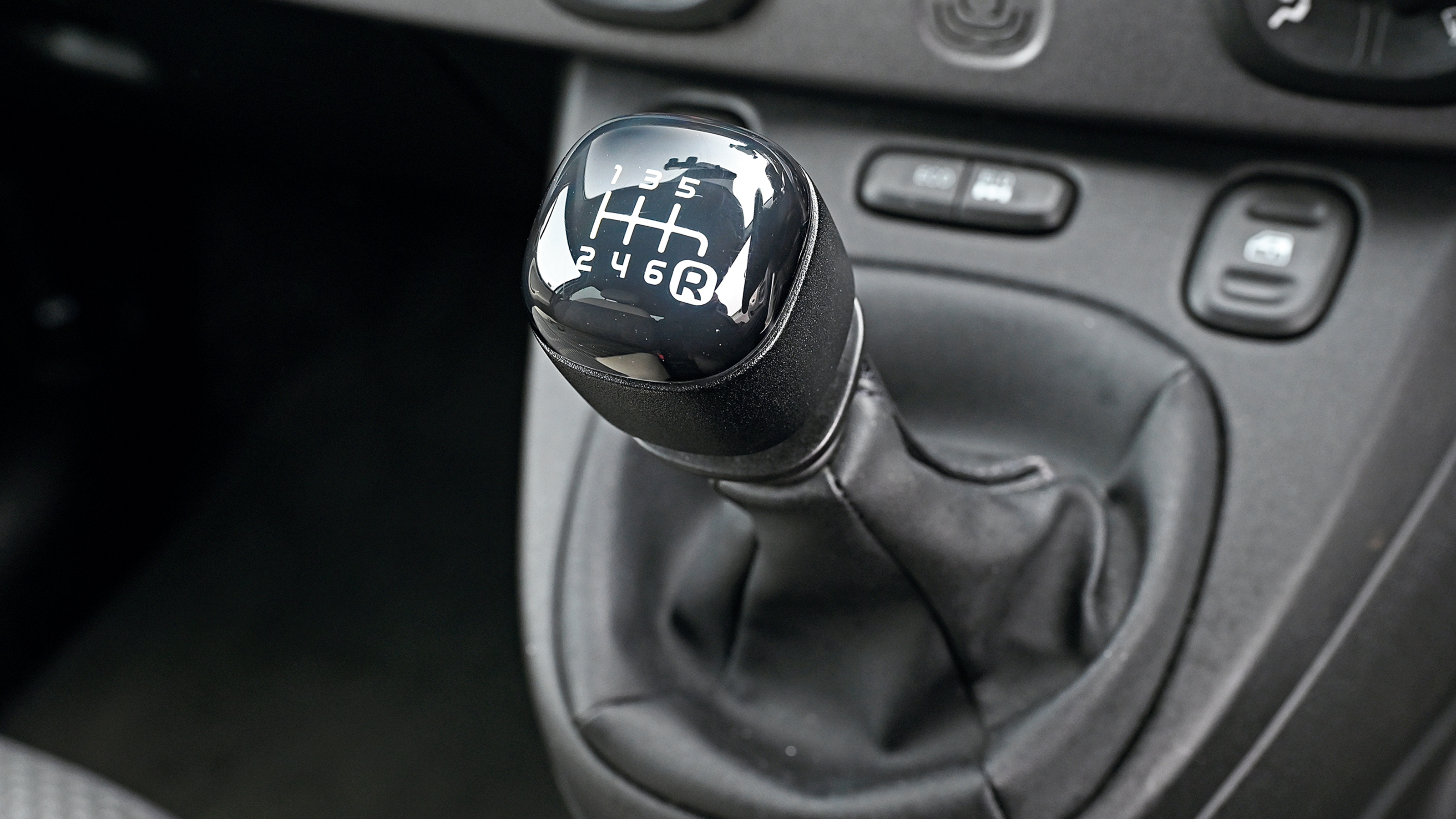 Fiat Panda Mk4 - gear stick