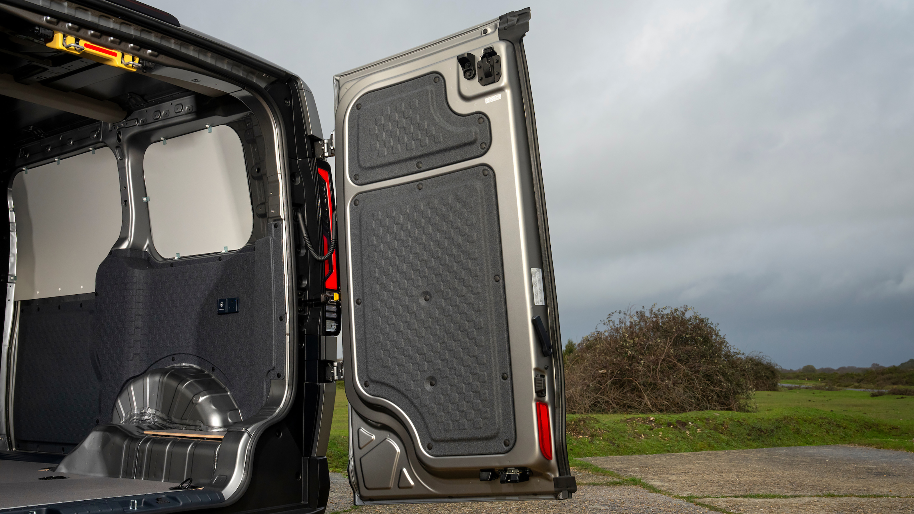Kia PV5 Cargo - rear door