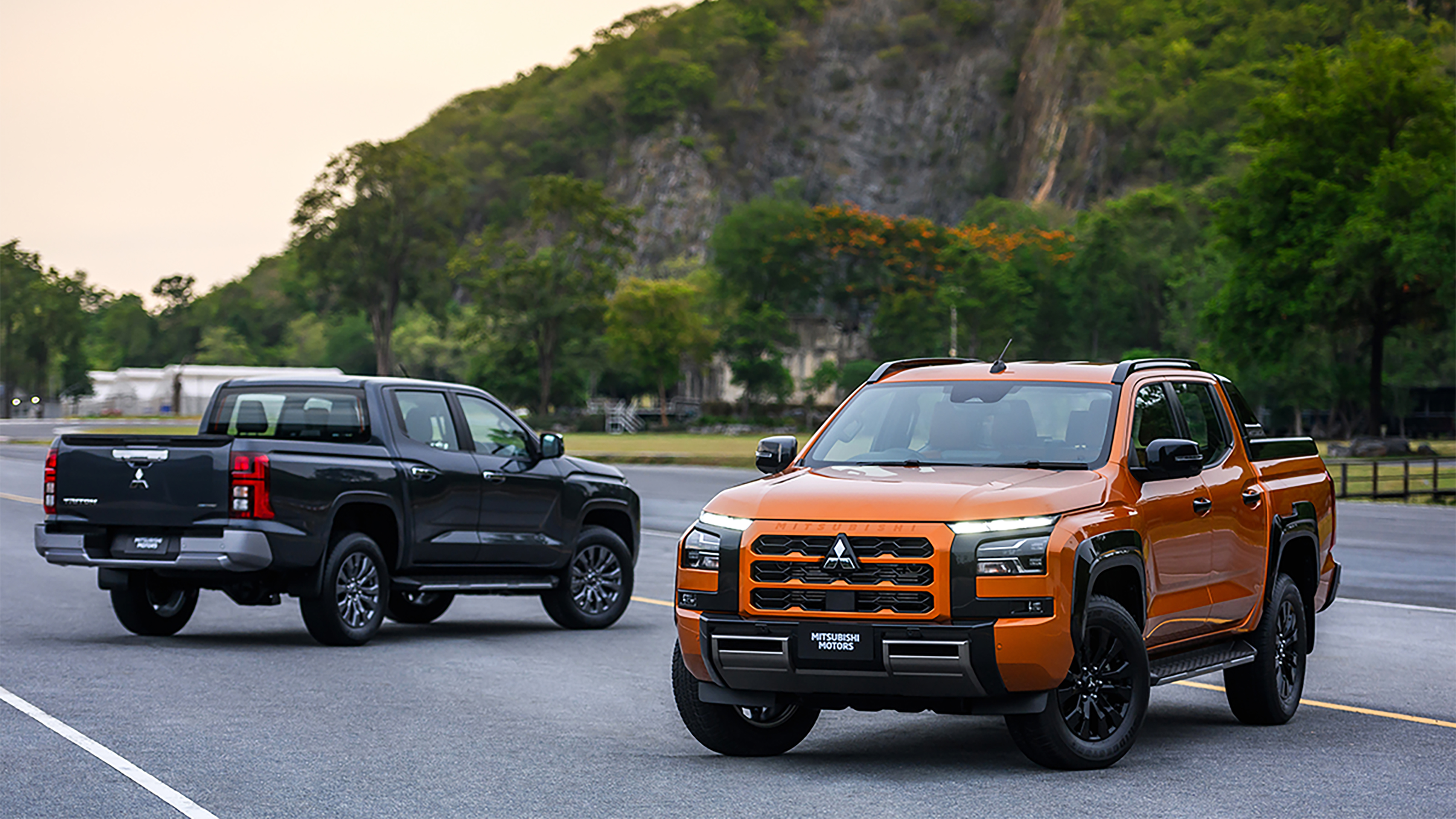Mitsubishi Triton - front and rear