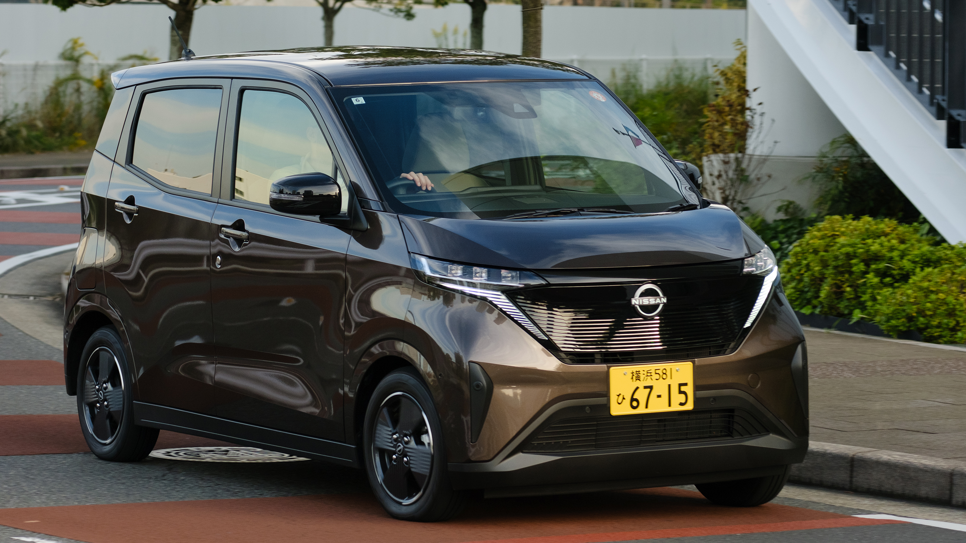 Nissan Sakura - front cornering 