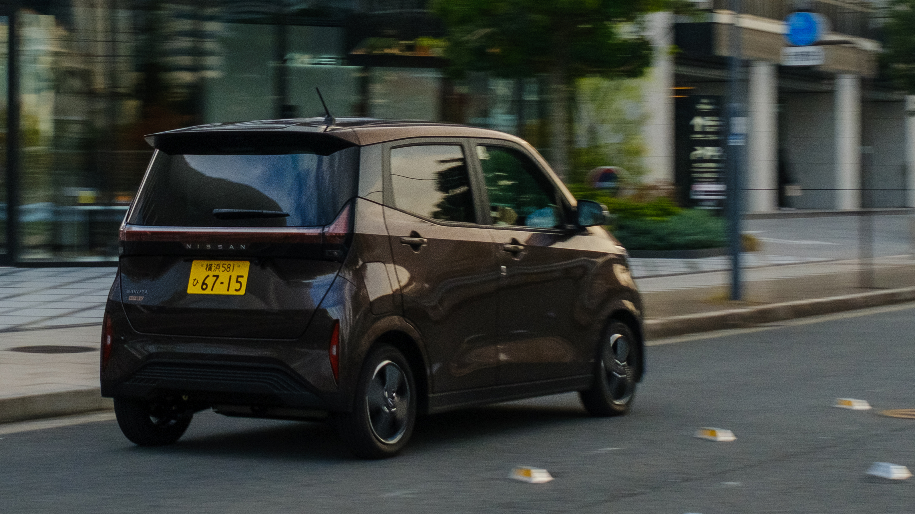 Nissan Sakura - rear cornering 