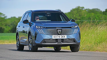 Peugeot 5008 Hybrid GT - cornering