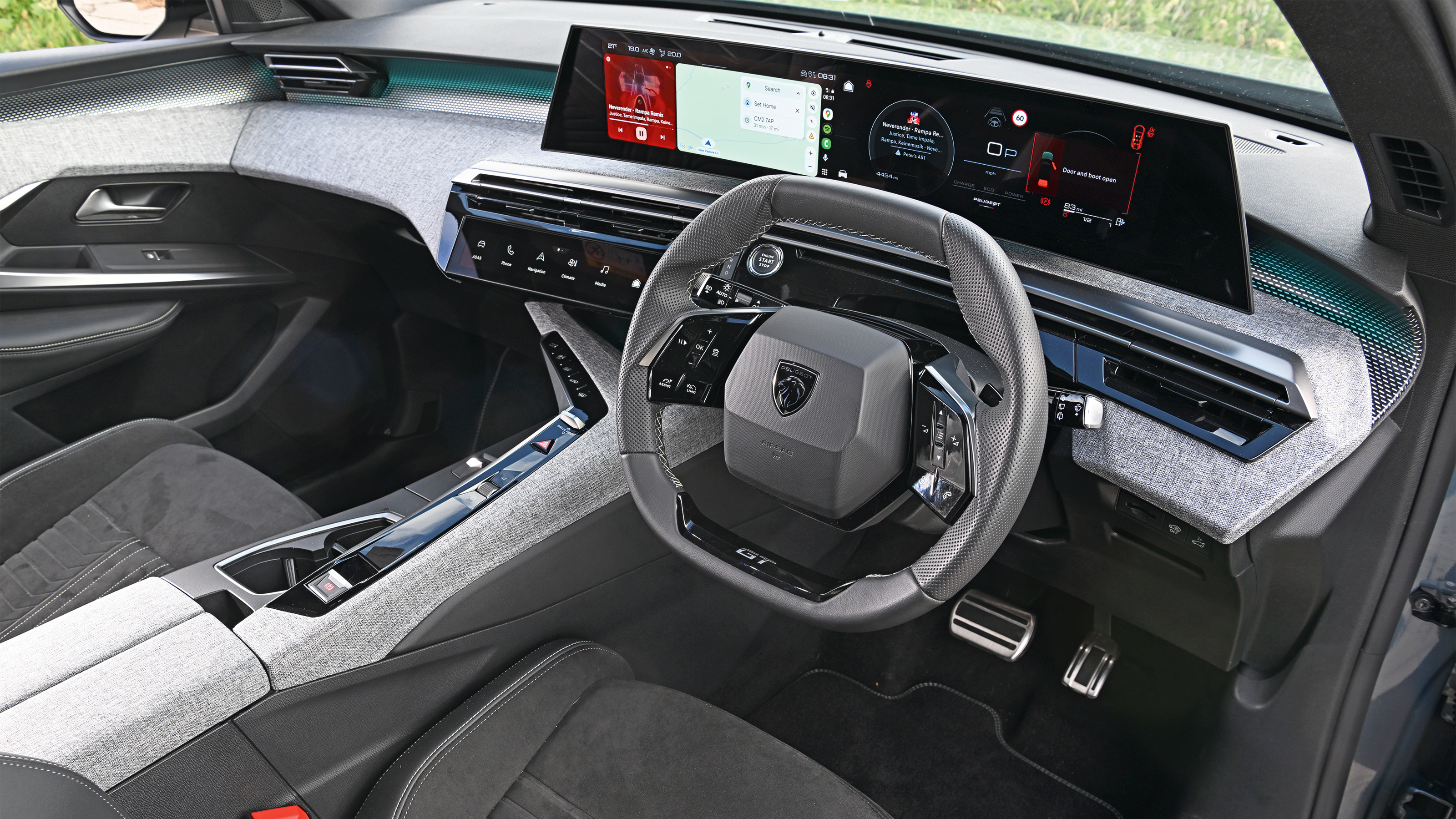 Peugeot 5008 Hybrid GT - interior