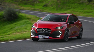 Renault Clio Hybrid E-Tech - front cornering