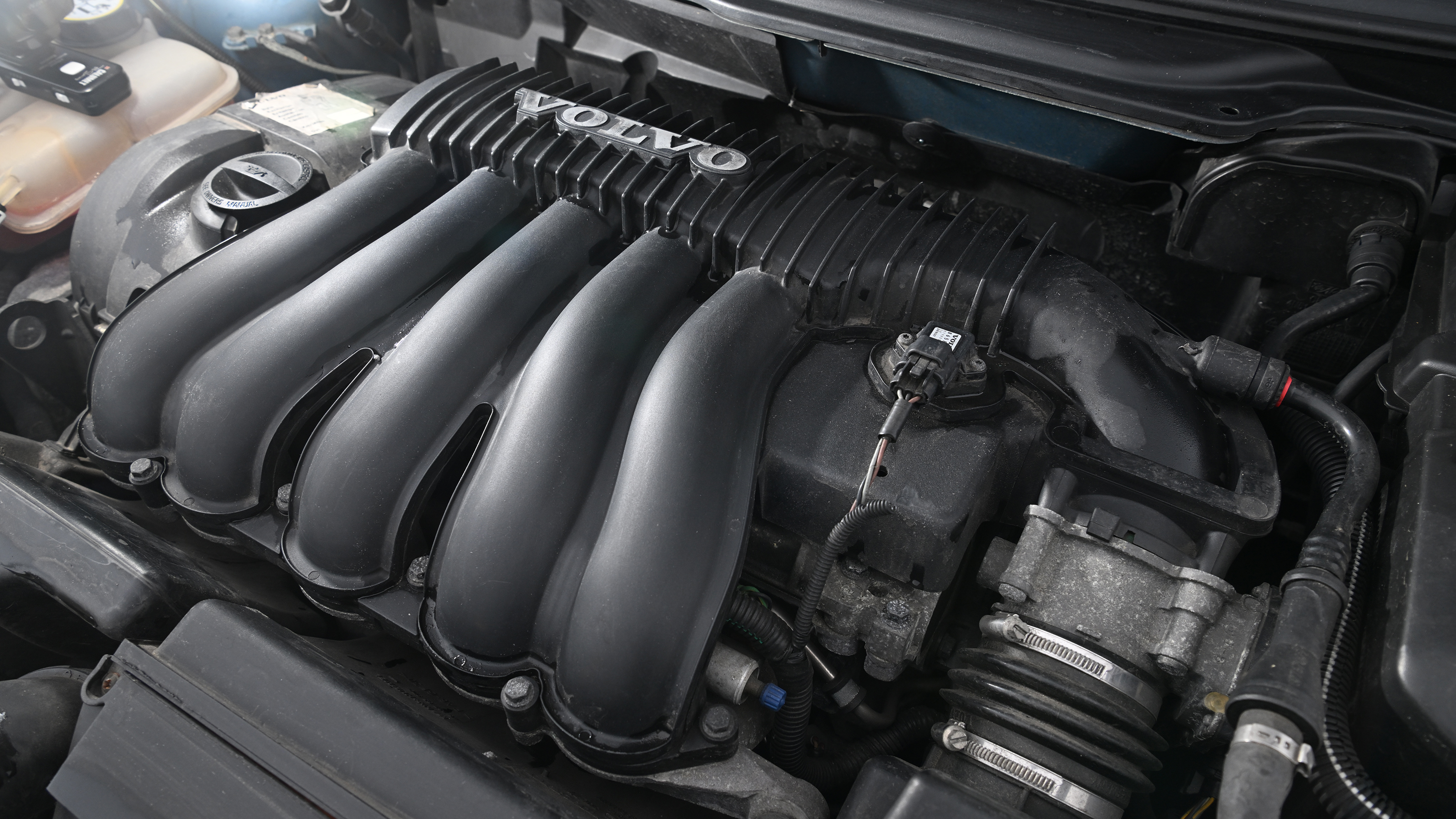 Volvo V50 engine bay